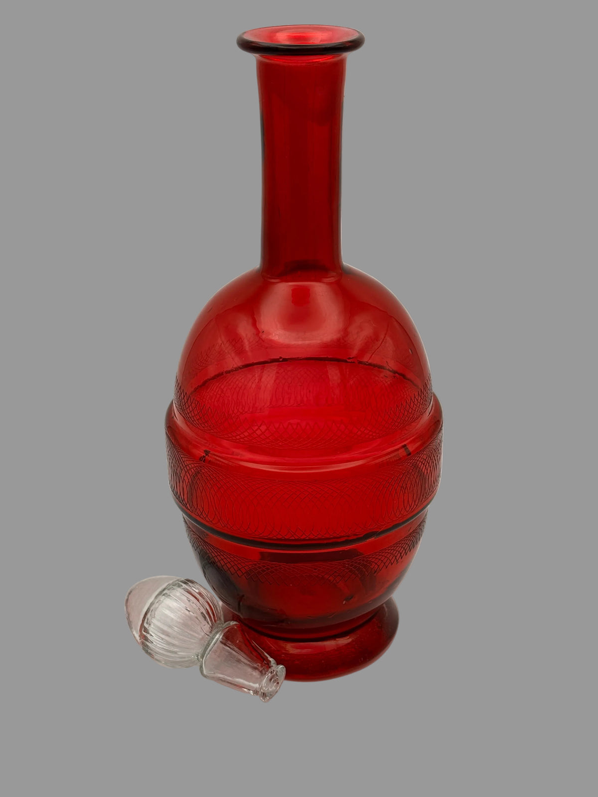 Carafe ancienne en verre rouge gravé – vue 5