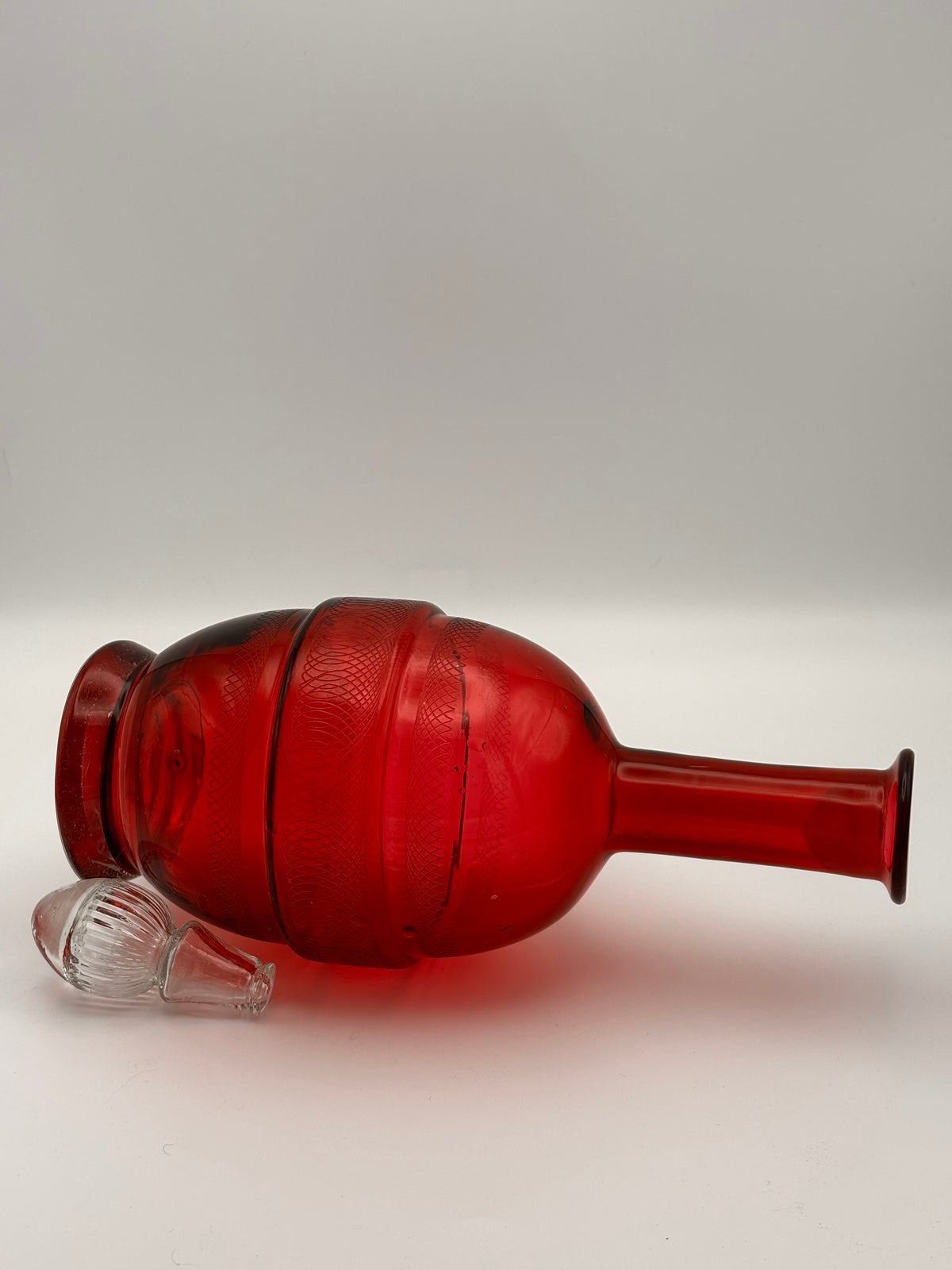 Carafe ancienne en verre rouge gravé – vue 6