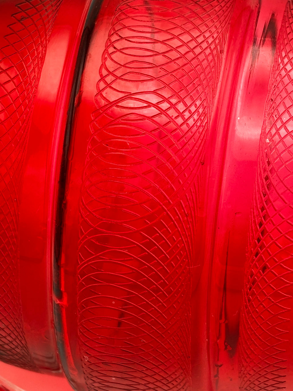Carafe ancienne en verre rouge gravé – vue 7