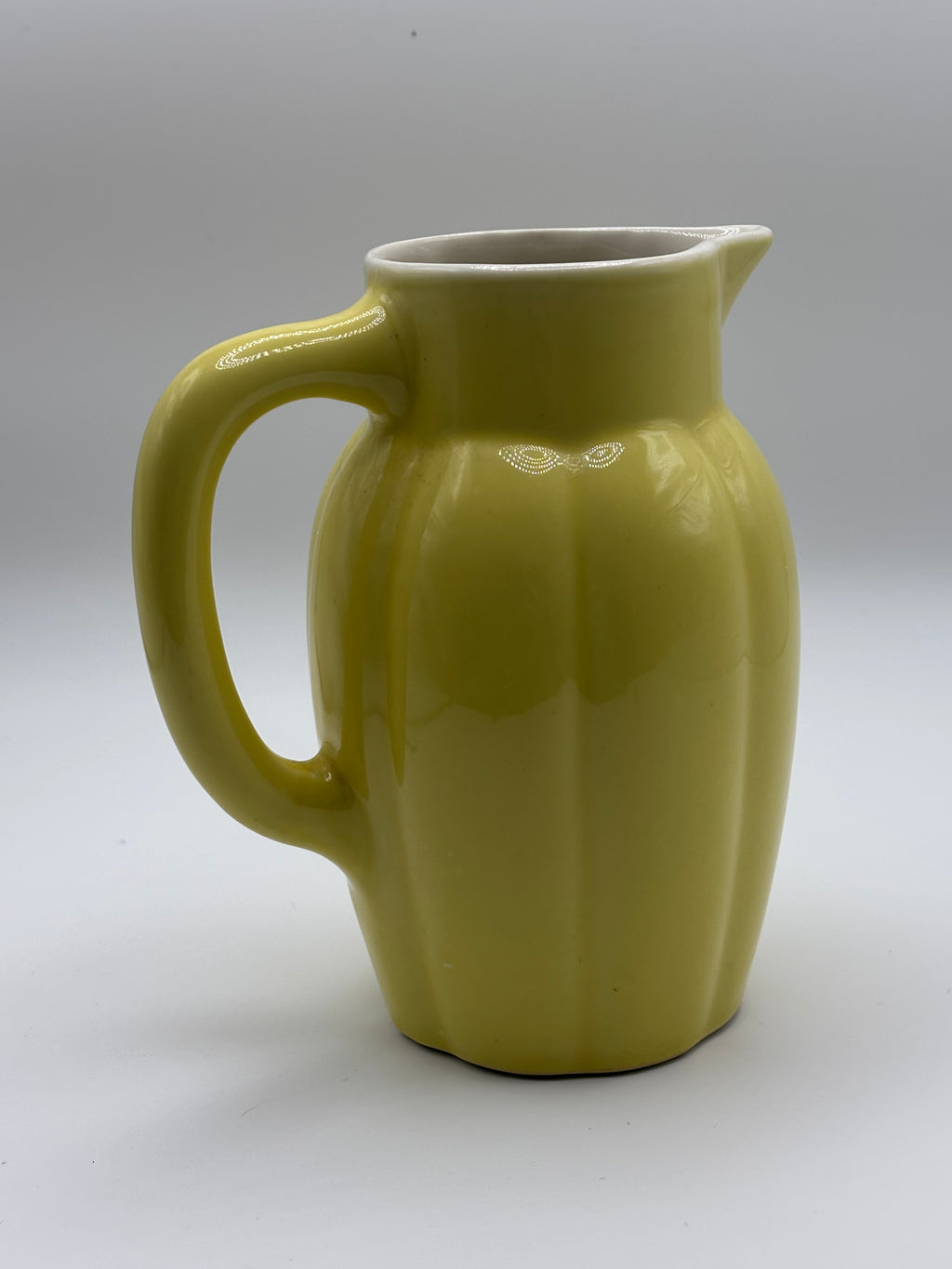 Pichet vintage en faïence émaillée jaune pastel – vue 2