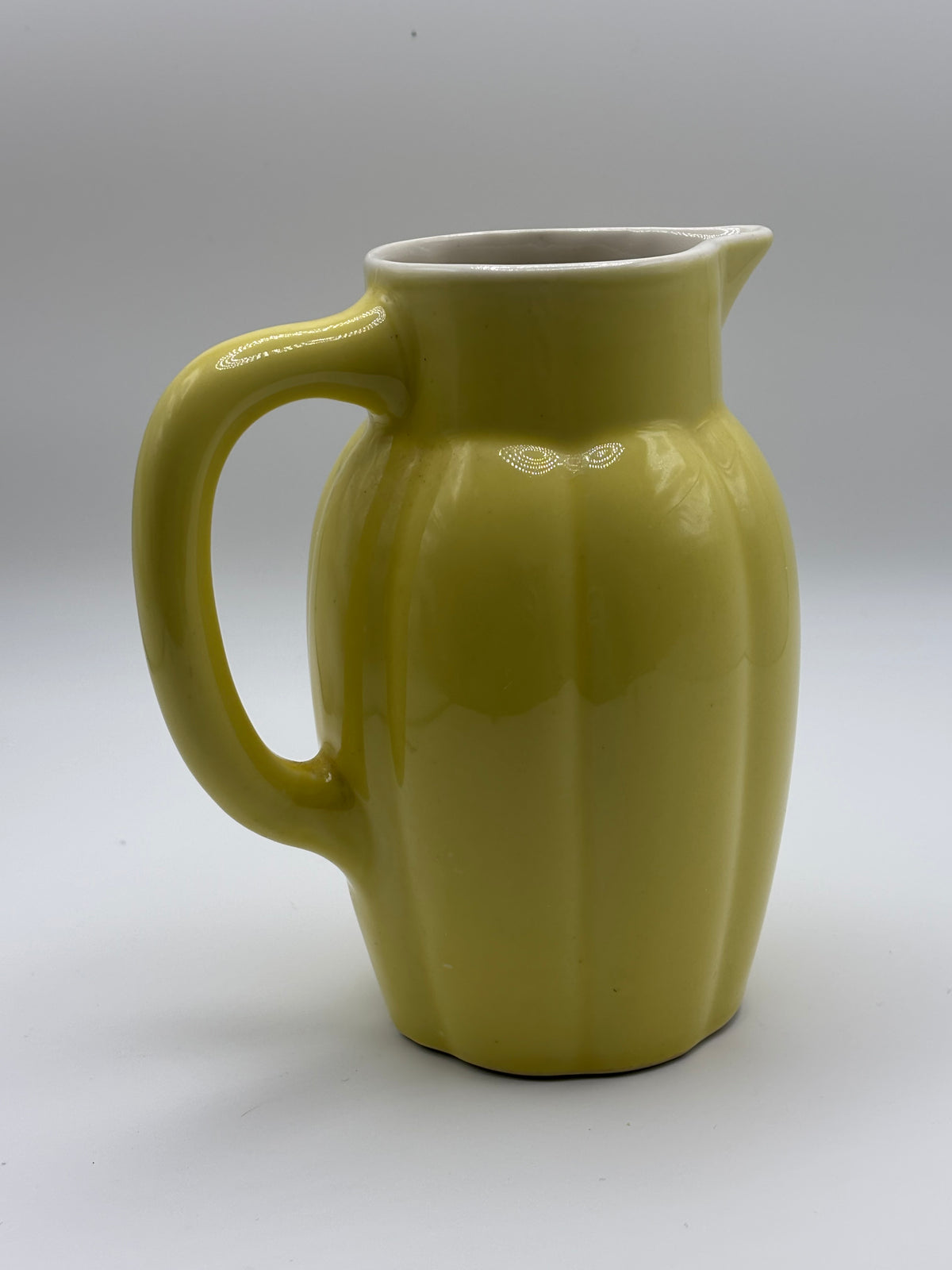 Pichet vintage en faïence émaillée jaune pastel – vue 2