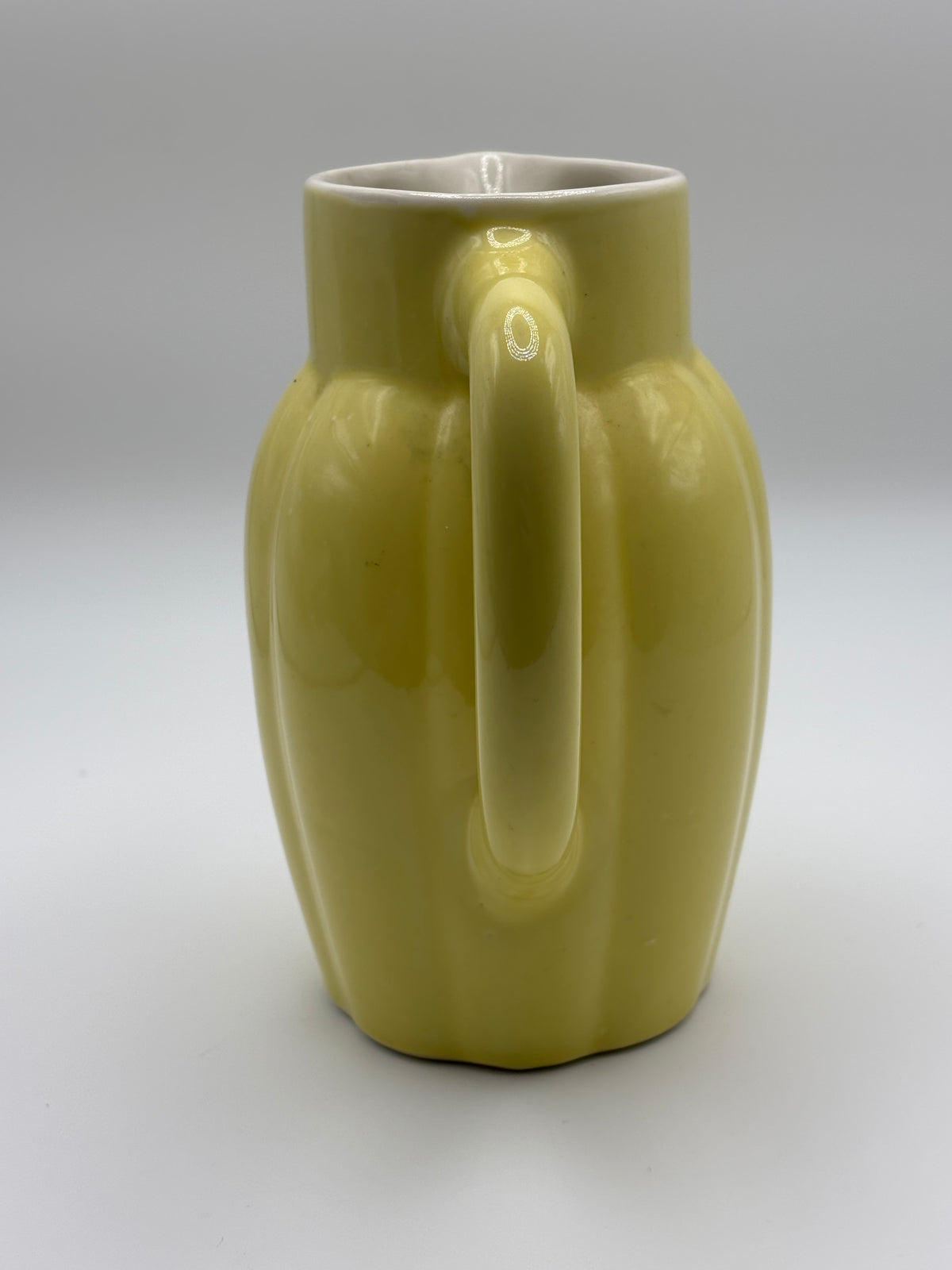 Pichet vintage en faïence émaillée jaune pastel – vue 3