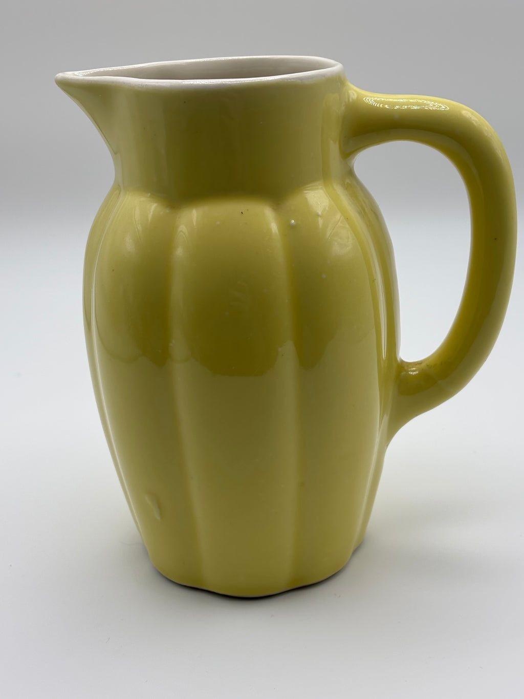 Pichet vintage en faïence émaillée jaune pastel – vue 4