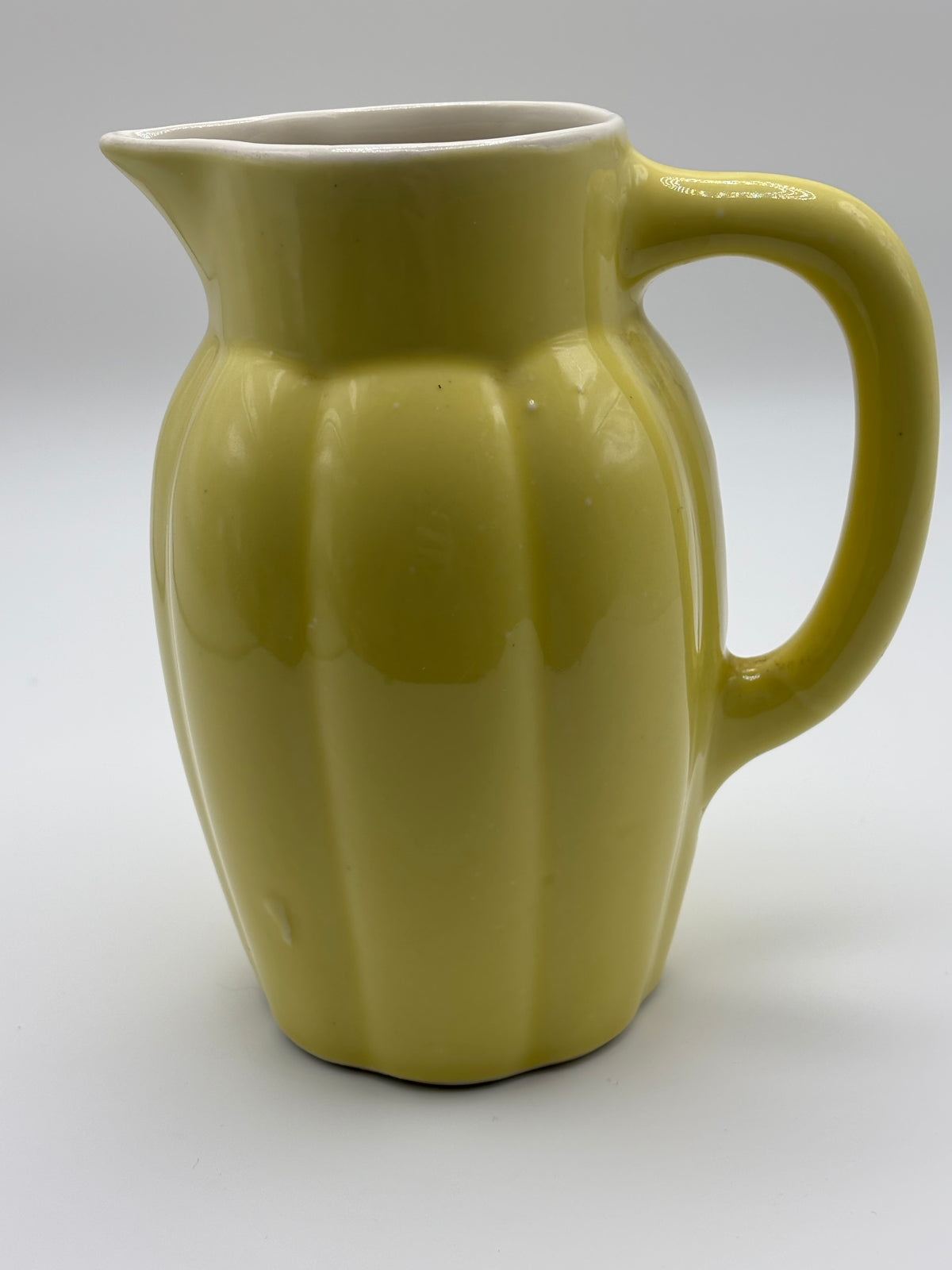 Pichet vintage en faïence émaillée jaune pastel – vue 4