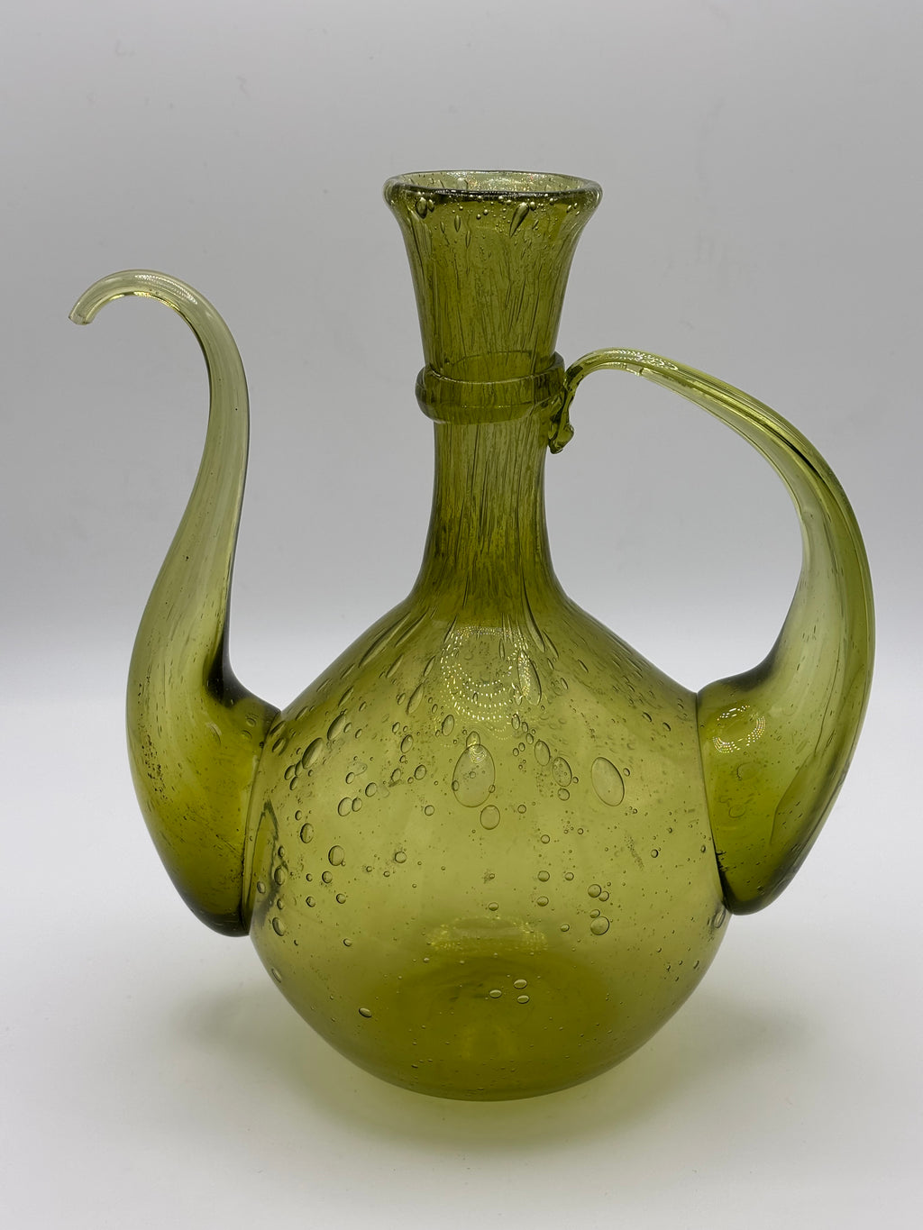 Carafe en verre soufflé teinte vert olive