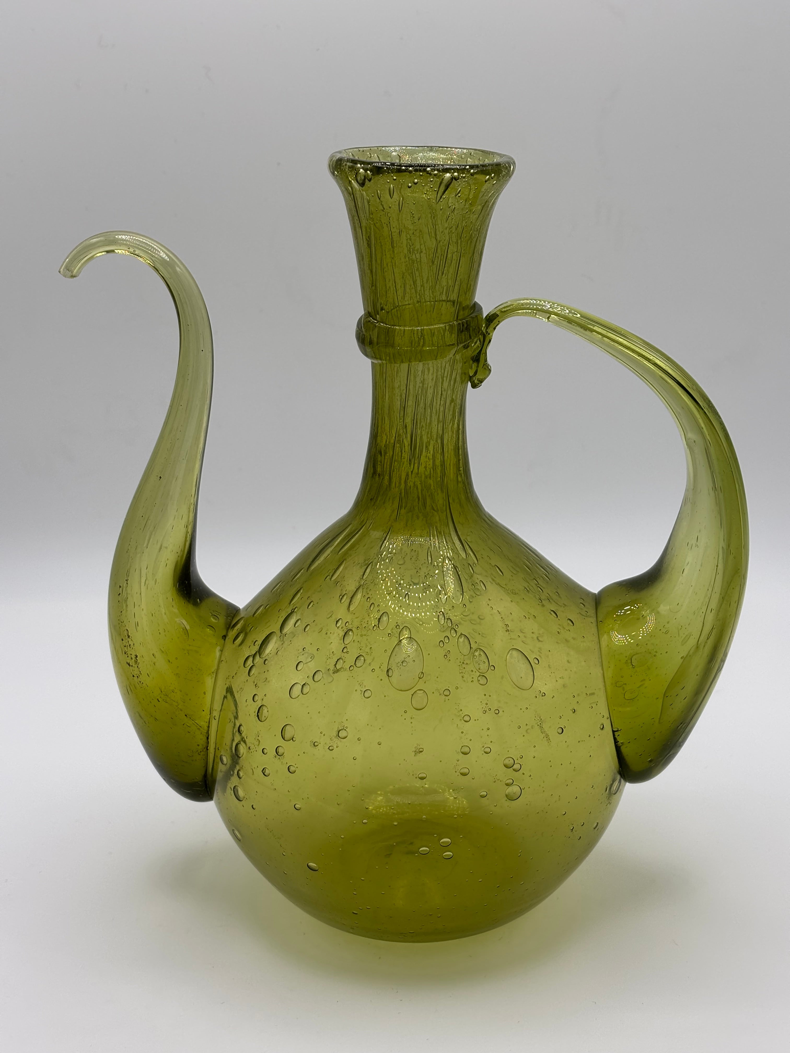 Carafe en verre soufflé teinte vert olive