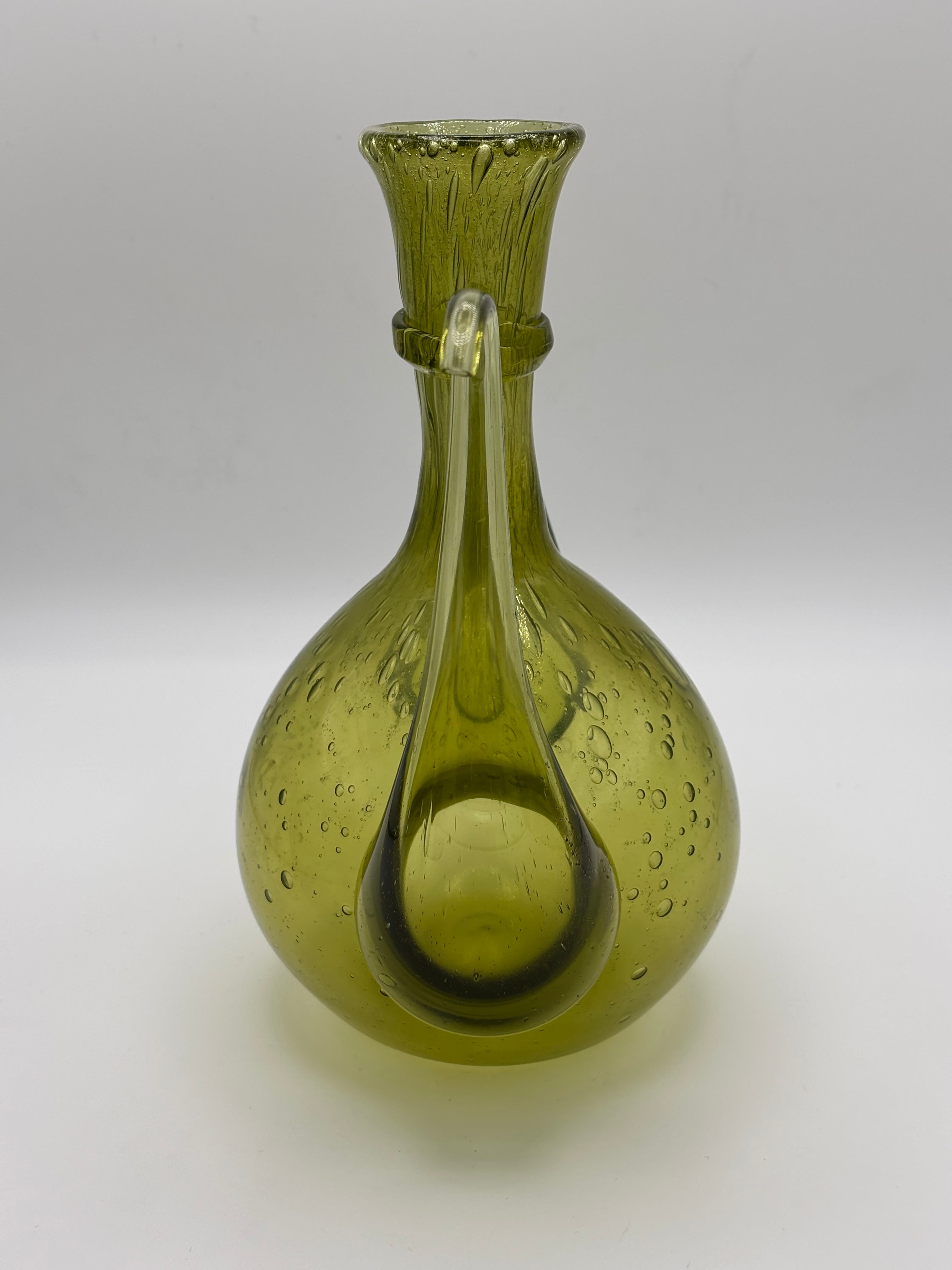 Carafe en verre soufflé teinte vert olive
