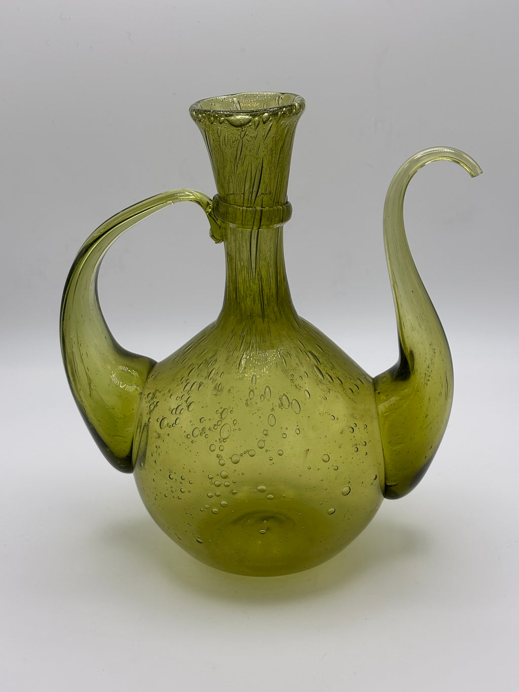 Carafe en verre soufflé teinte vert olive