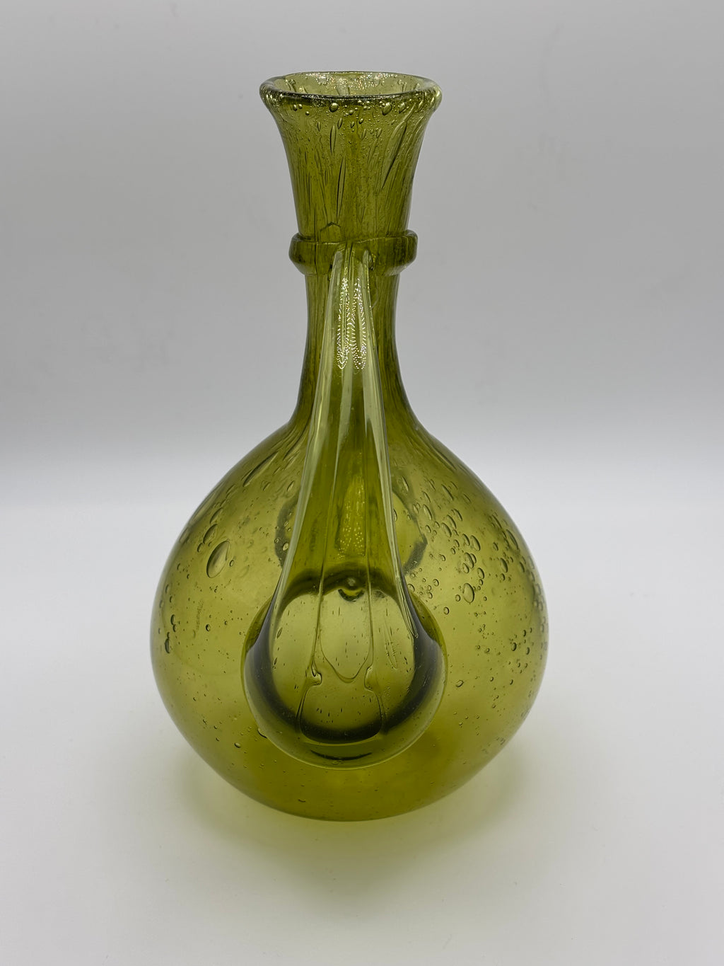 Carafe en verre soufflé teinte vert olive