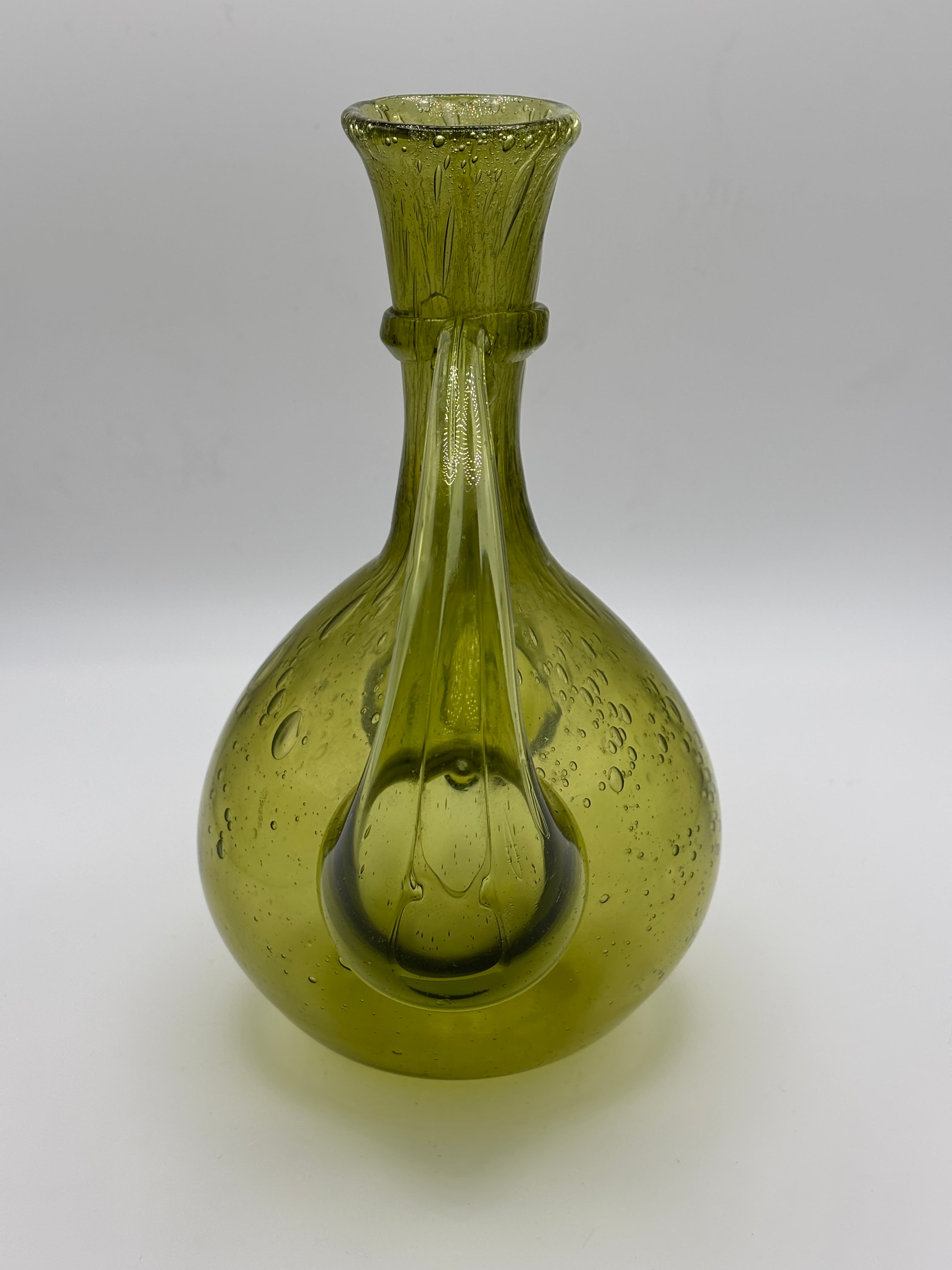 Carafe en verre soufflé teinte vert olive