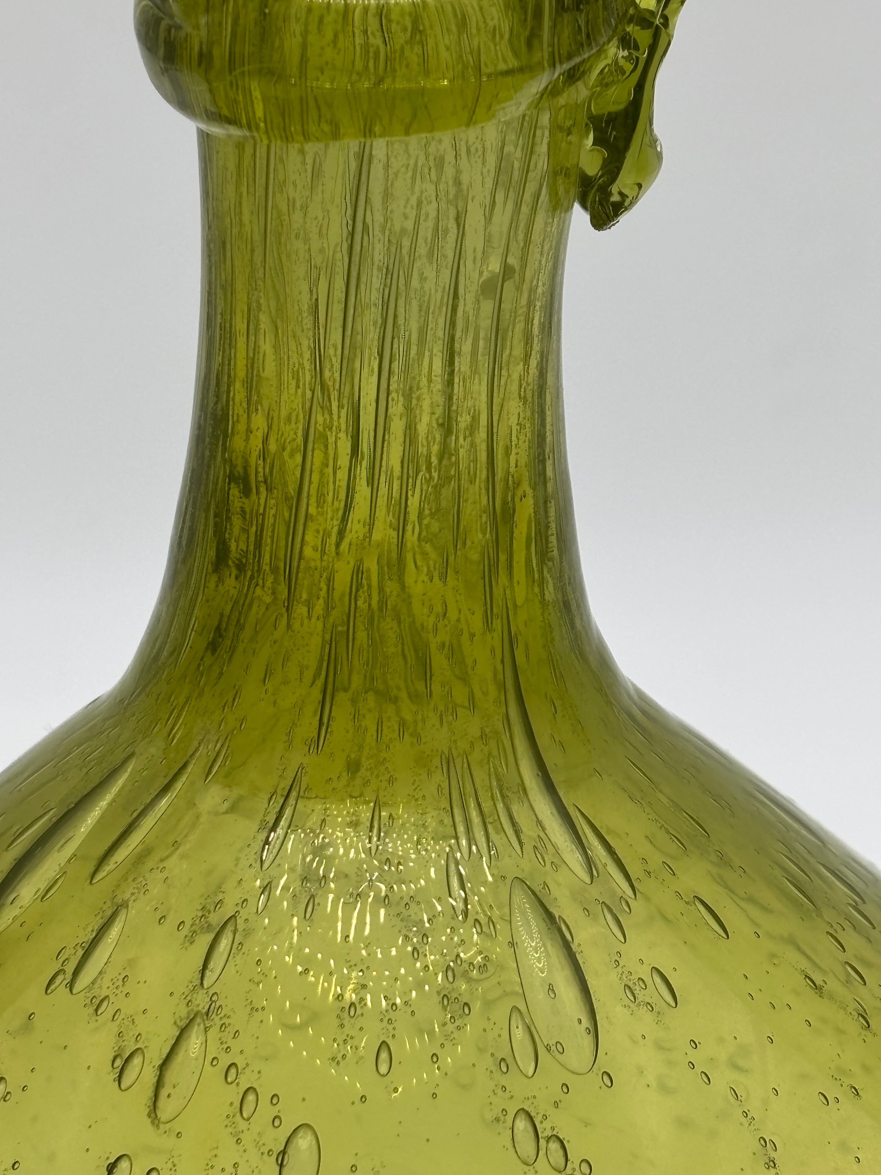 Carafe en verre soufflé teinte vert olive