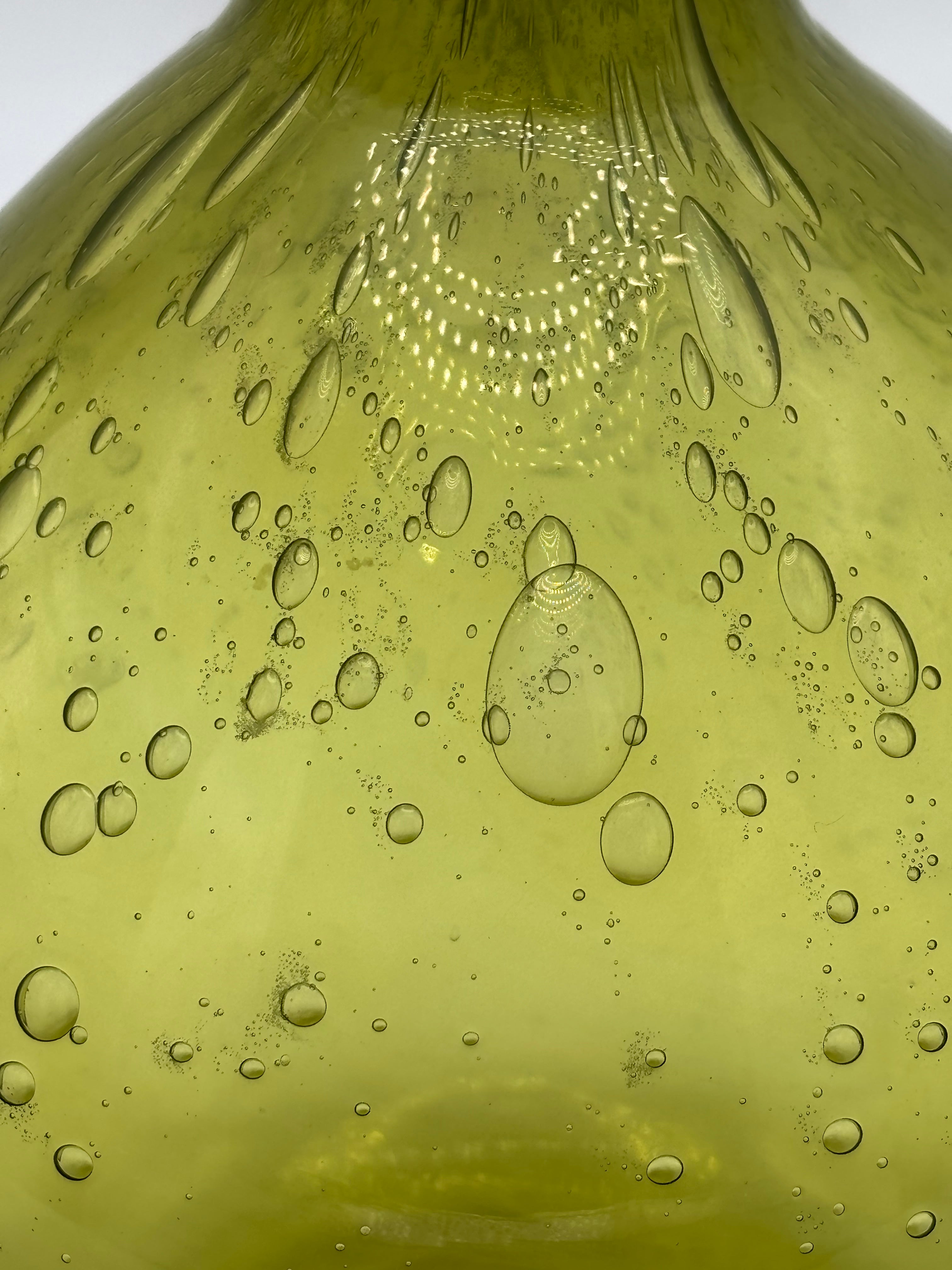 Carafe en verre soufflé teinte vert olive