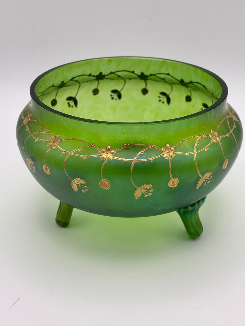 Coupe tripode en verre soufflé à décor émaillé