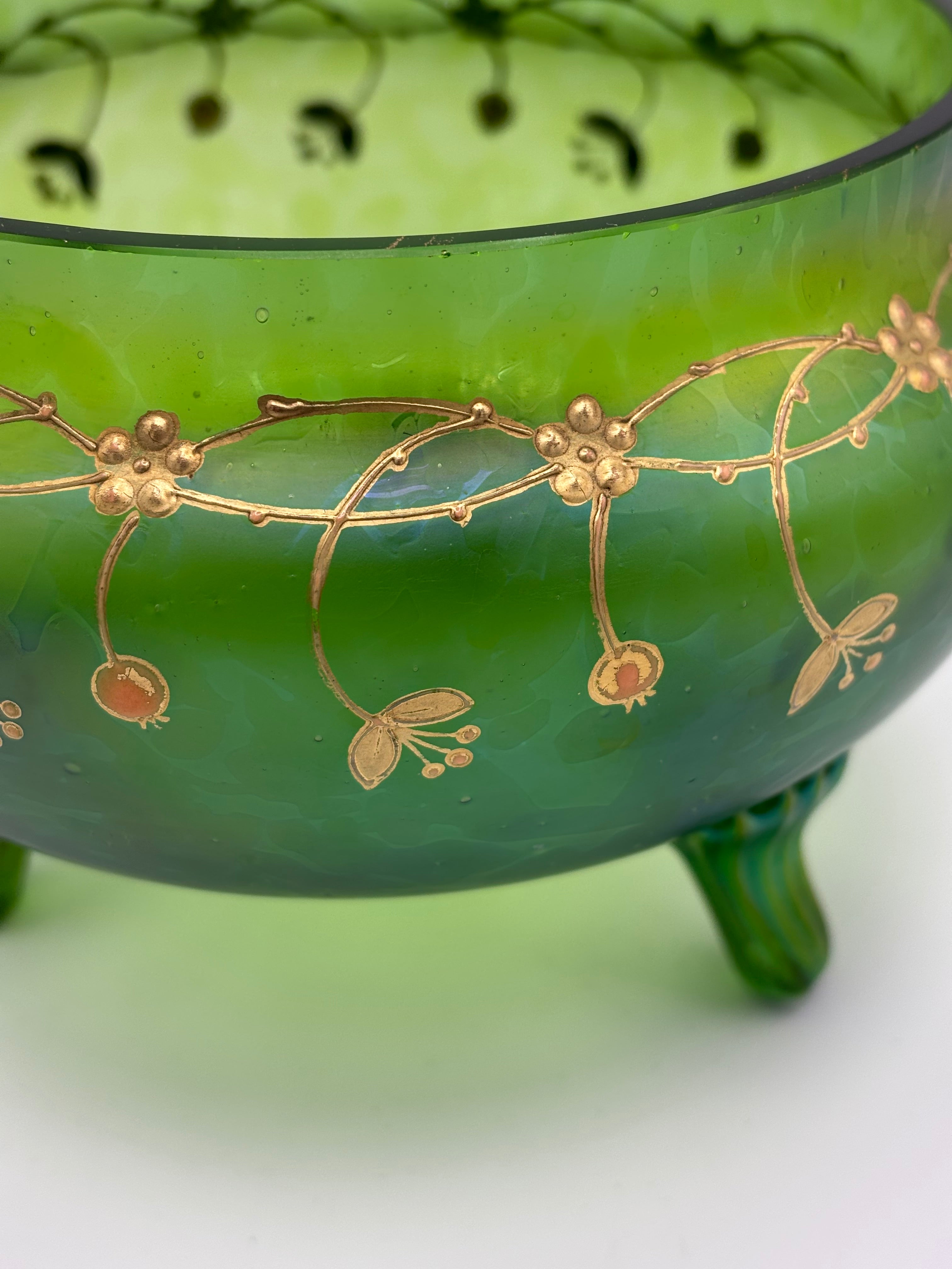 Coupe tripode en verre soufflé à décor émaillé