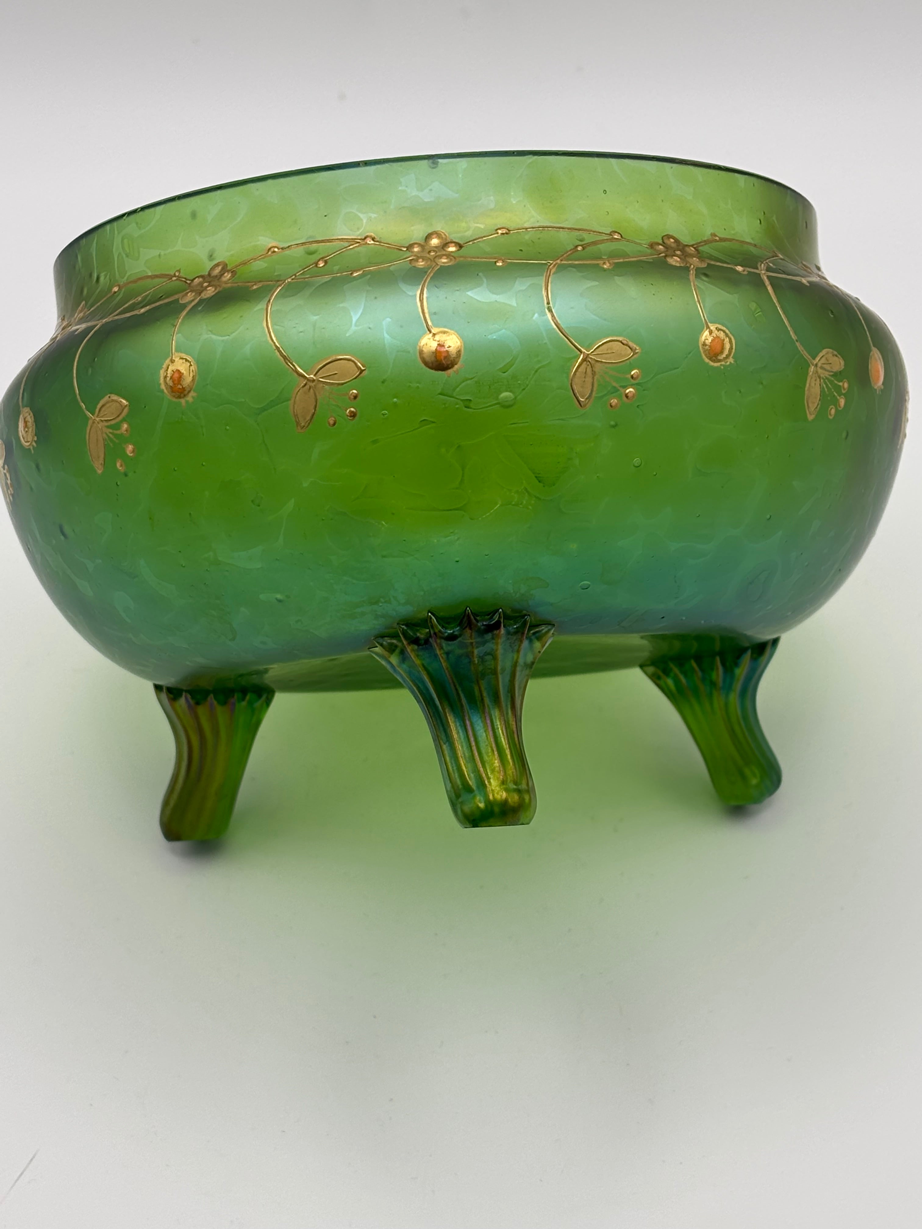 Coupe tripode en verre soufflé à décor émaillé