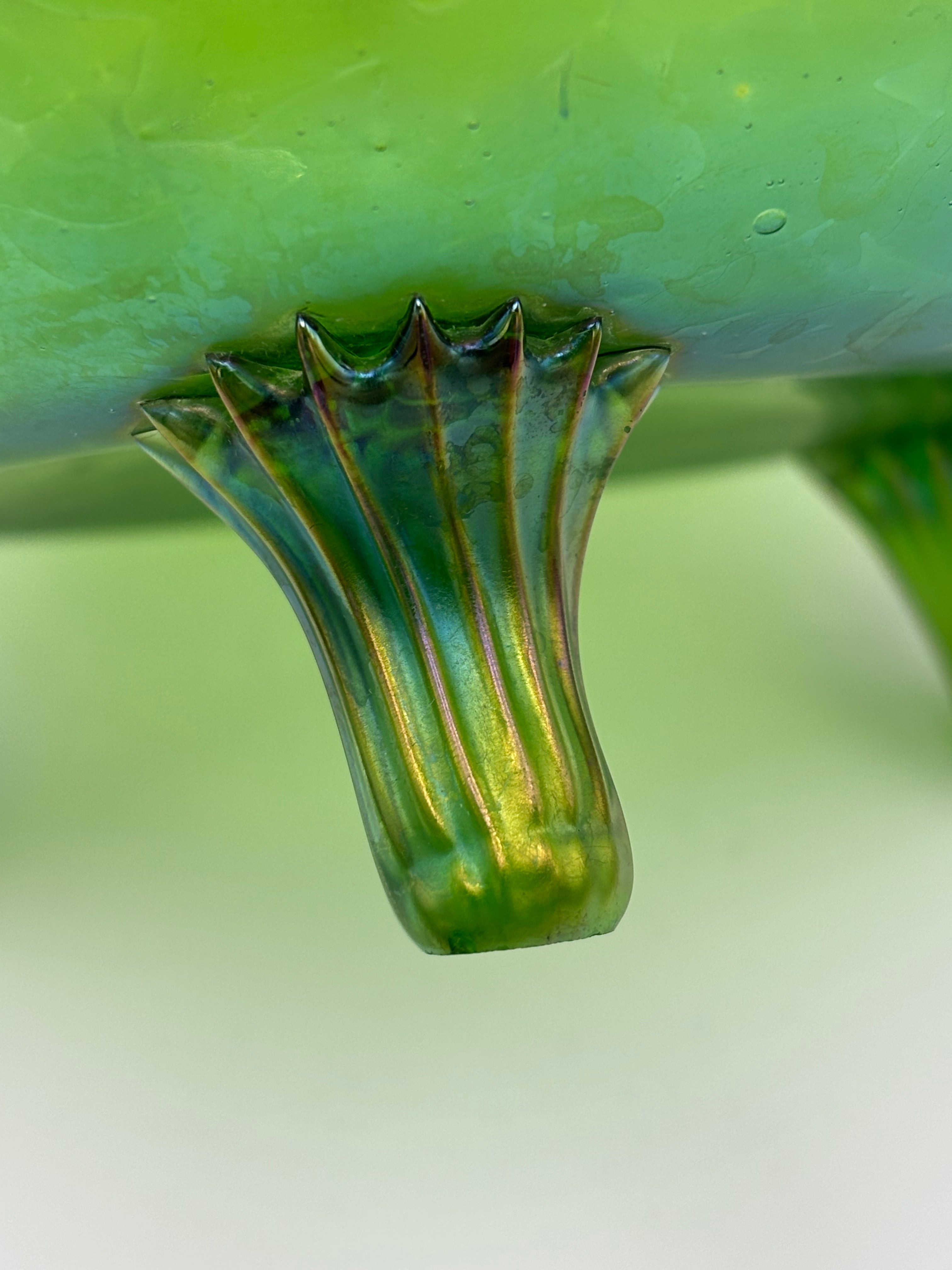 Coupe tripode en verre soufflé à décor émaillé