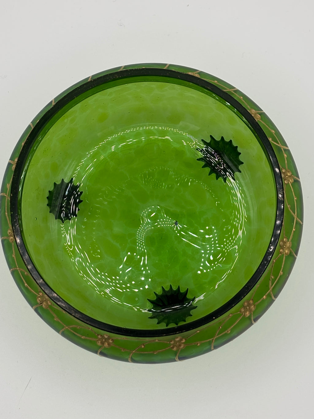Coupe tripode en verre soufflé à décor émaillé