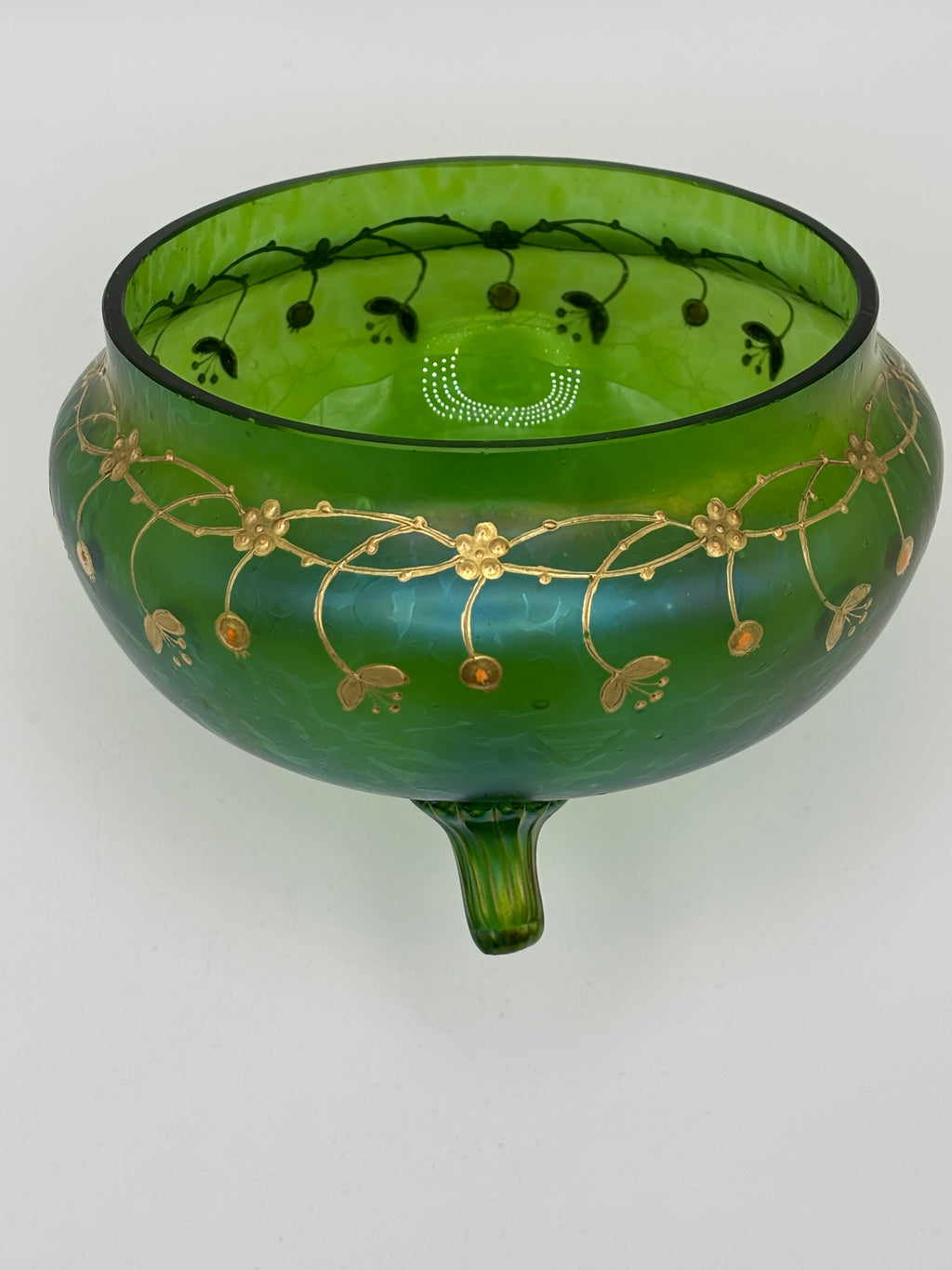 Coupe tripode en verre soufflé à décor émaillé