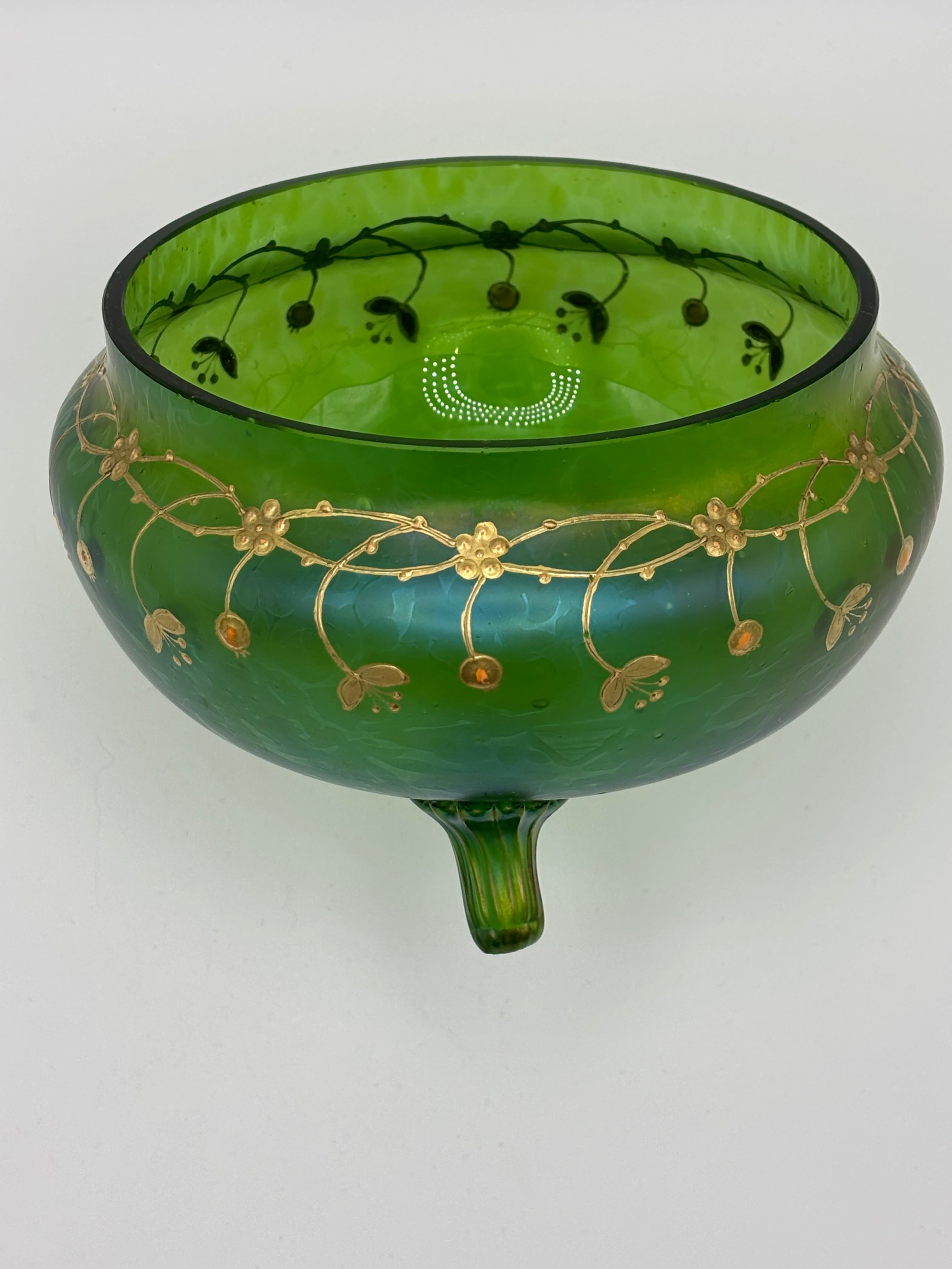Coupe tripode en verre soufflé à décor émaillé