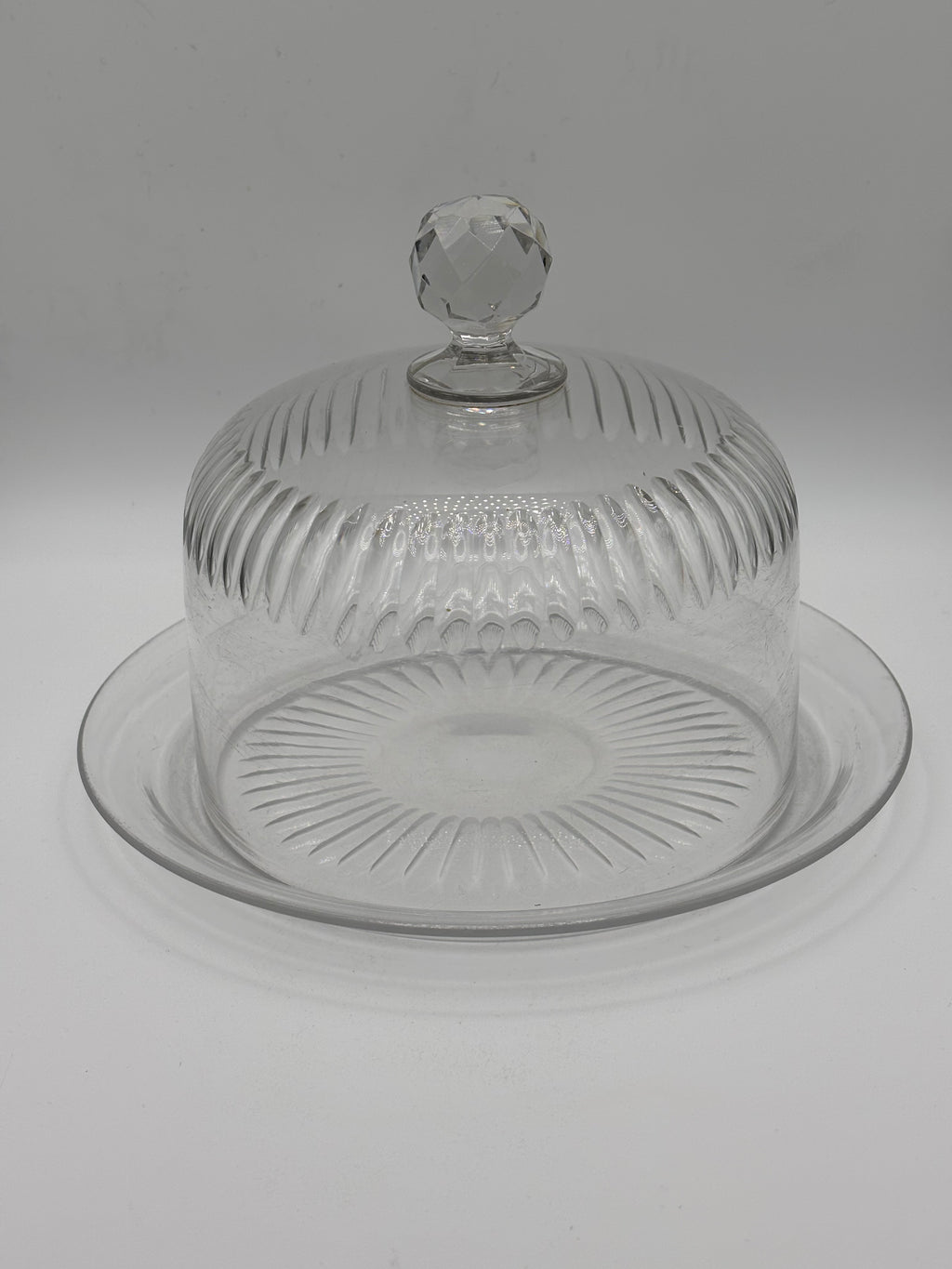 Cloche de présentation ancienne en verre moulé sur plat – vue 2