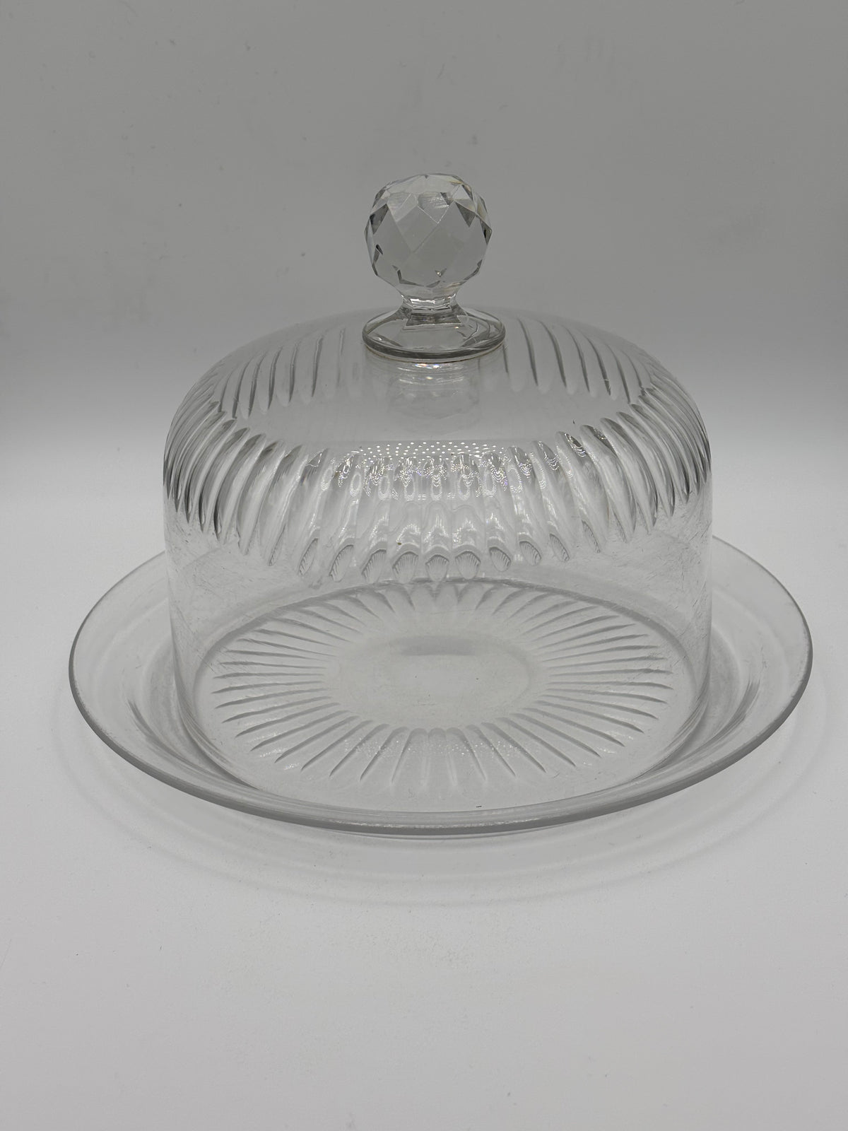 Cloche de présentation ancienne en verre moulé sur plat – vue 2