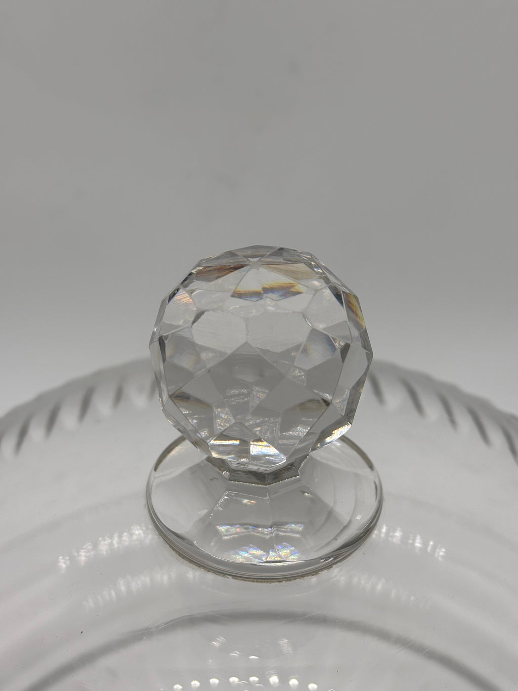 Cloche de présentation ancienne en verre moulé sur plat – vue 5