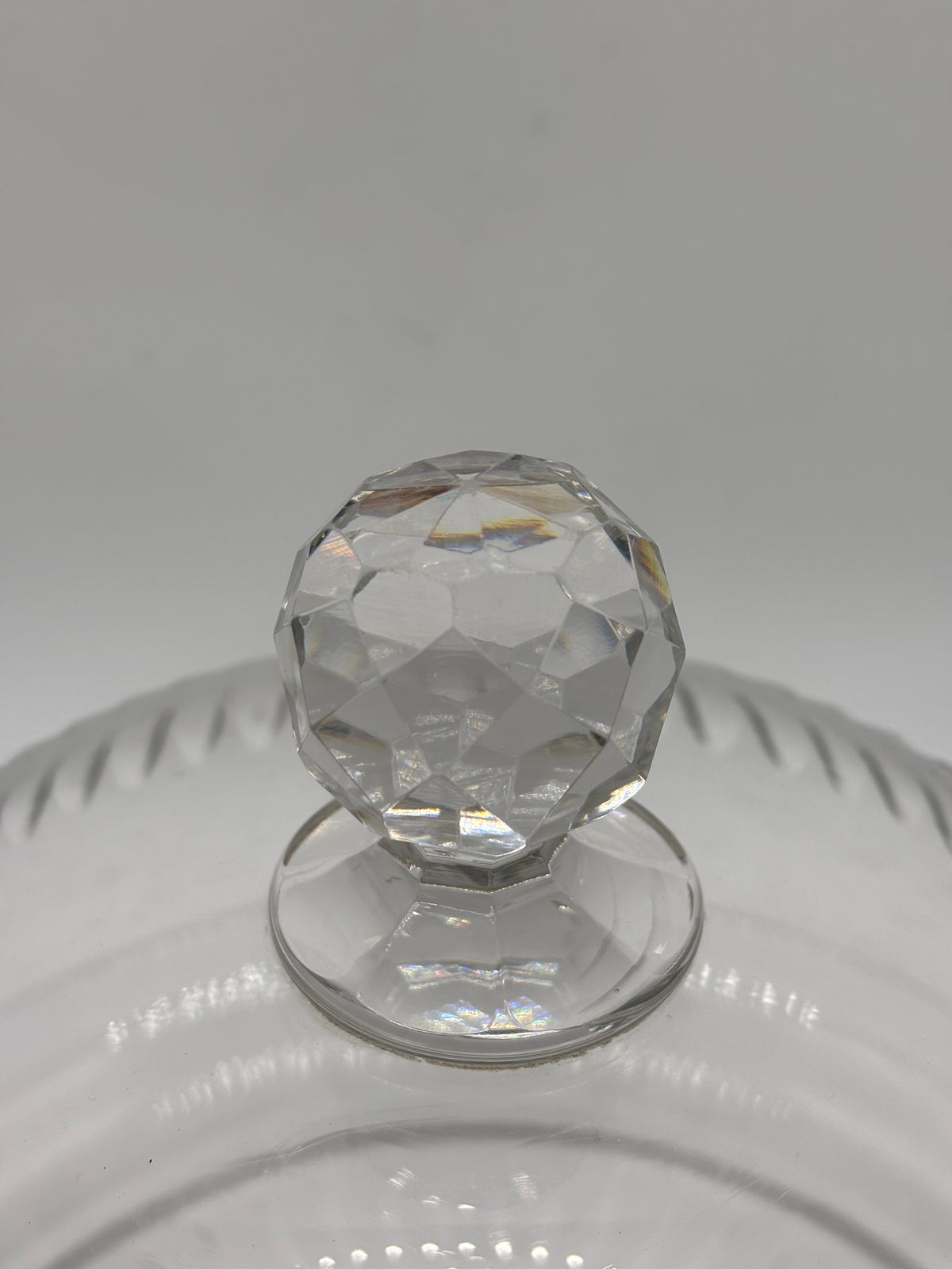 Cloche de présentation ancienne en verre moulé sur plat – vue 5