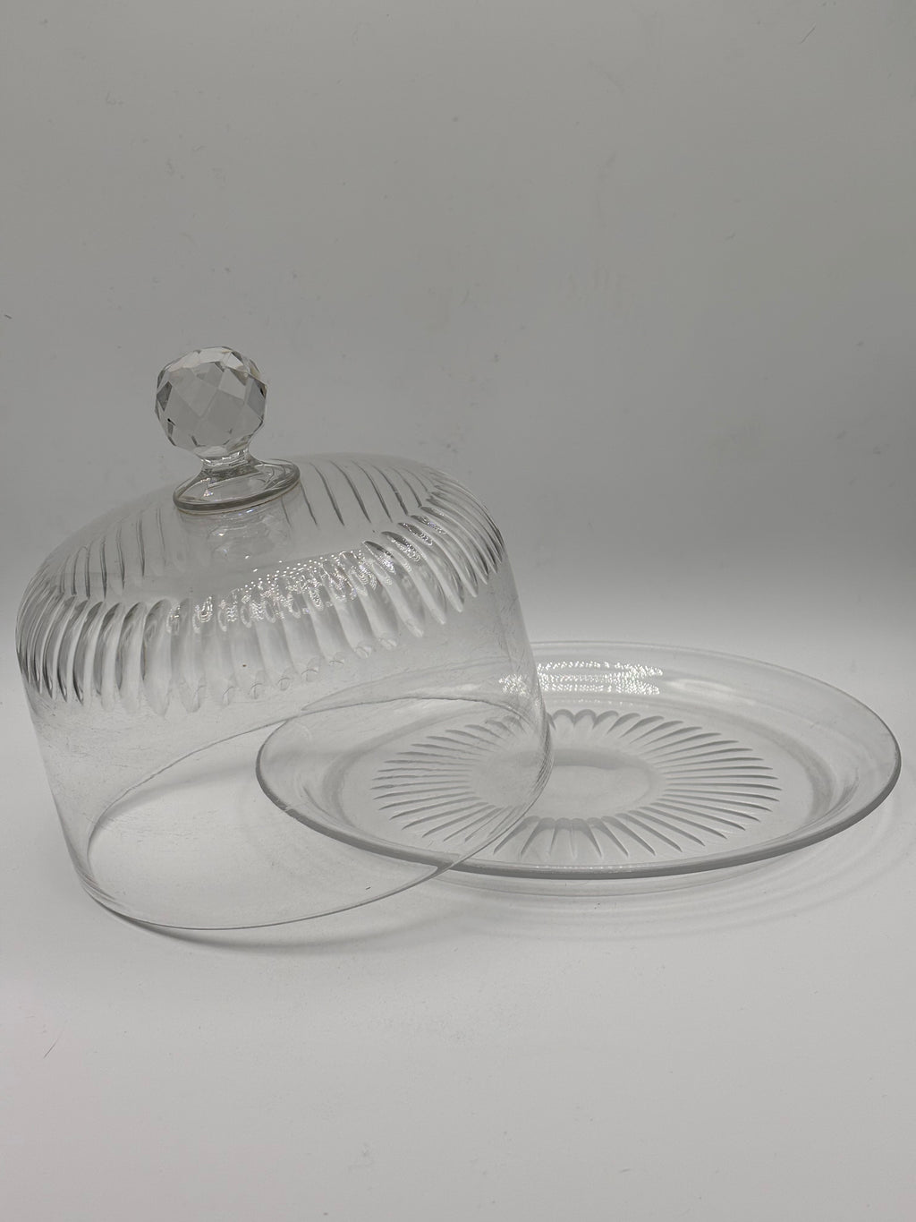 Cloche de présentation ancienne en verre moulé sur plat – vue 4