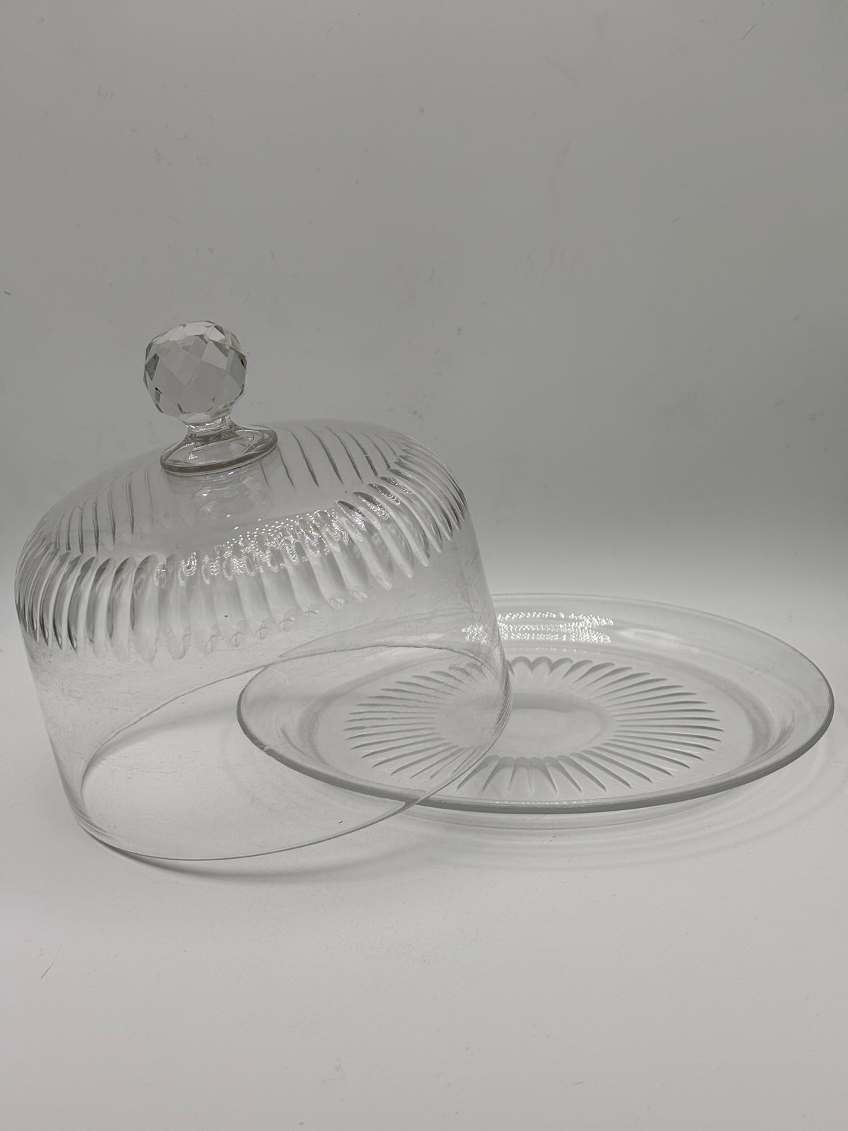 Cloche de présentation ancienne en verre moulé sur plat – vue 4