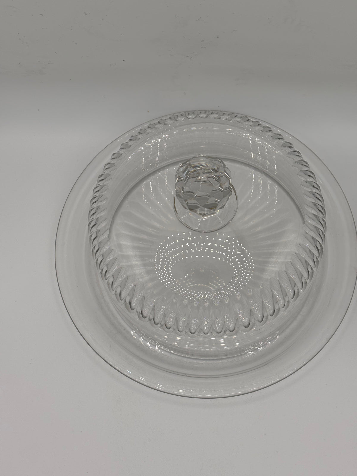Cloche de présentation ancienne en verre moulé sur plat – vue 3