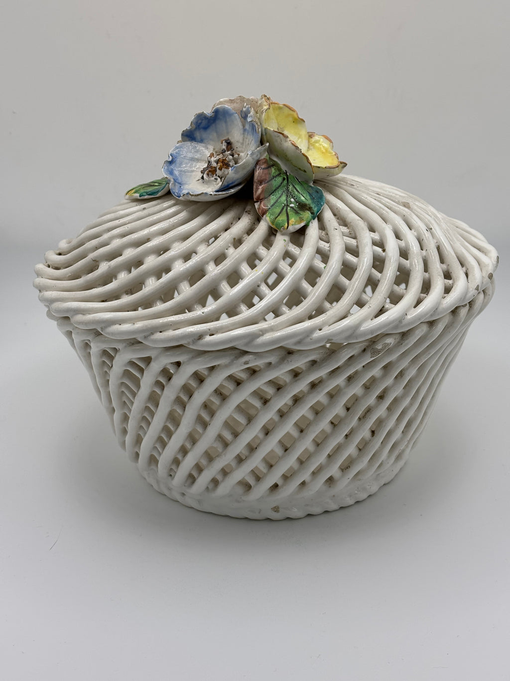 Corbeille/Bonbonnière ajourée en céramique fleurie