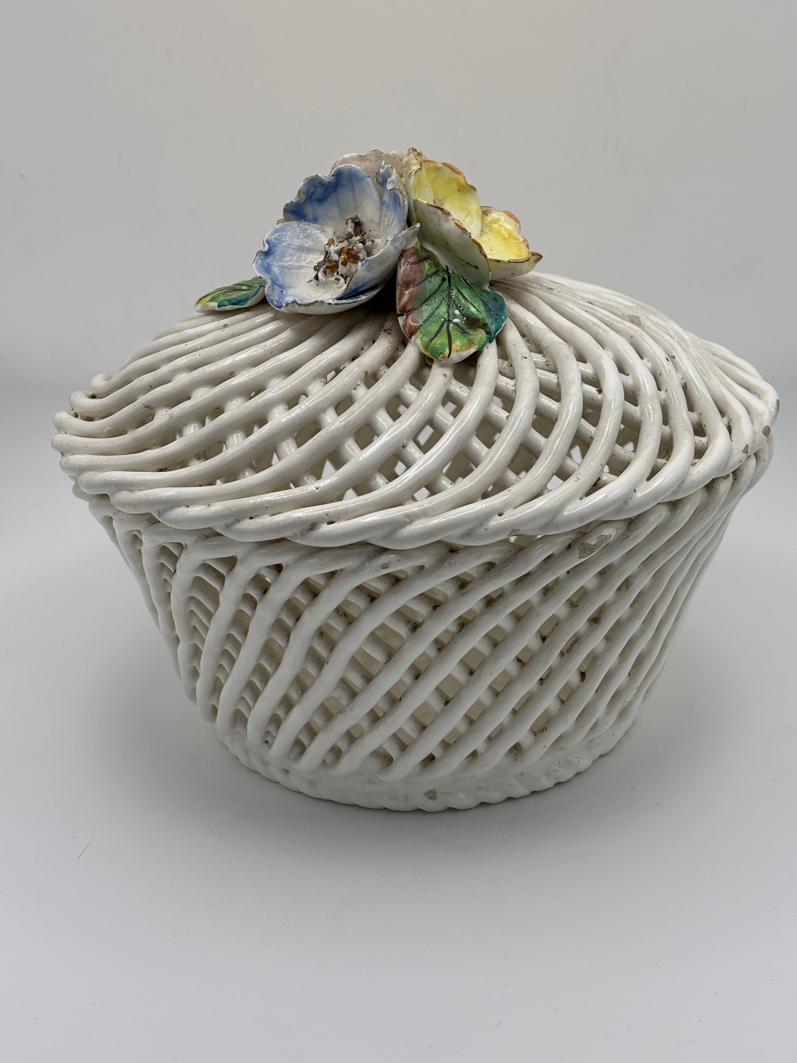 Corbeille/Bonbonnière ajourée en céramique fleurie