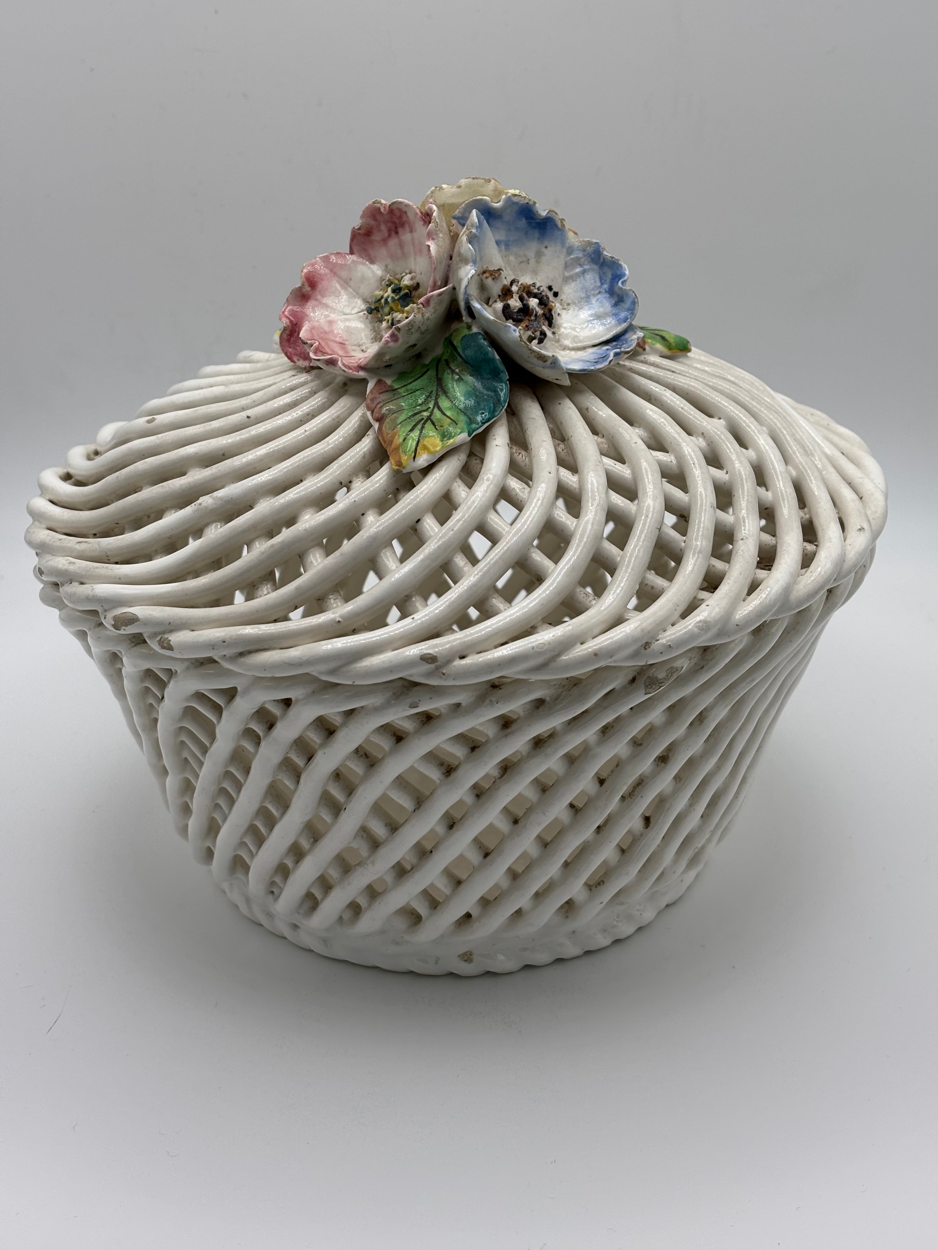 Corbeille/Bonbonnière ajourée en céramique fleurie