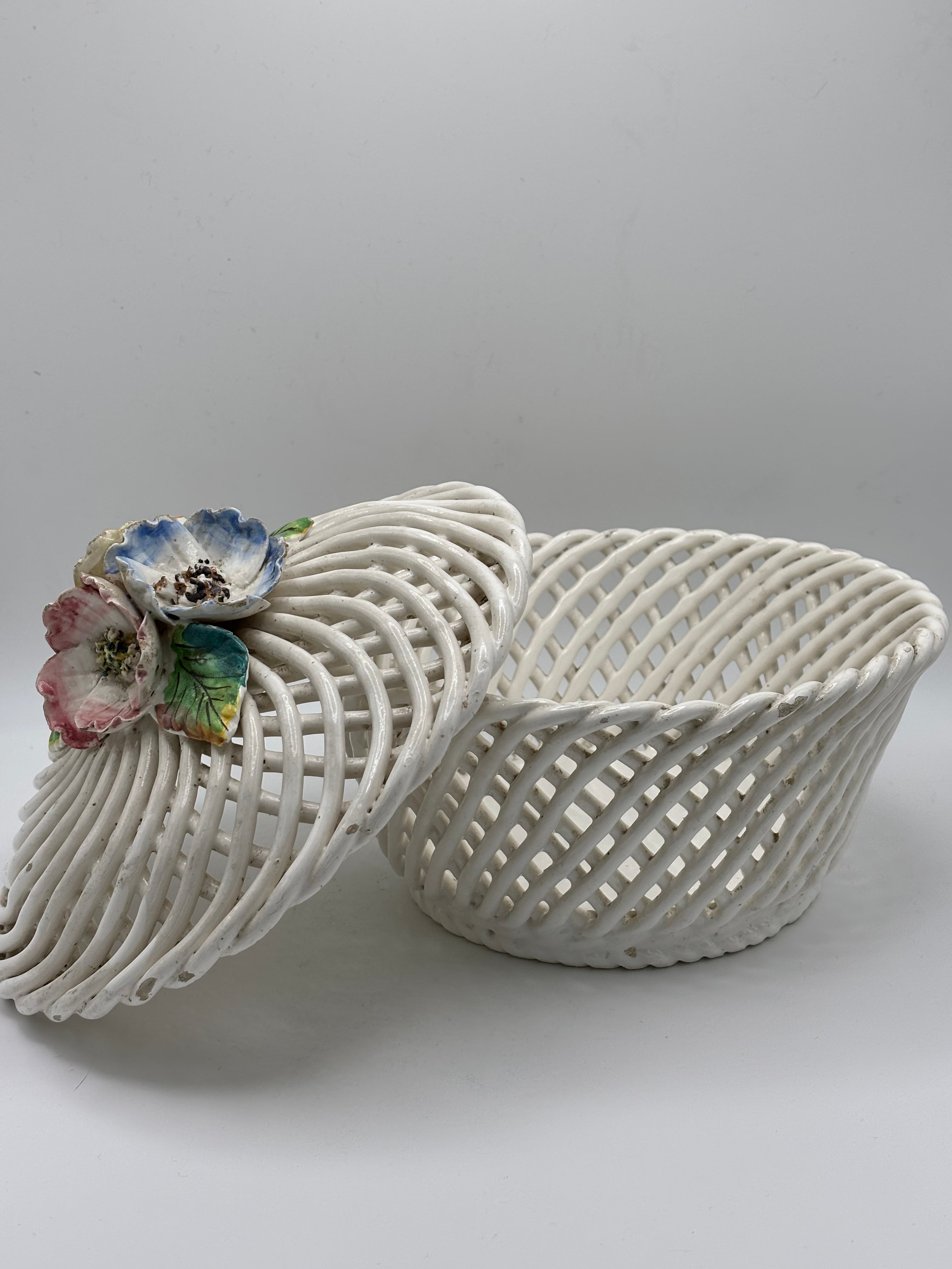 Corbeille/Bonbonnière ajourée en céramique fleurie