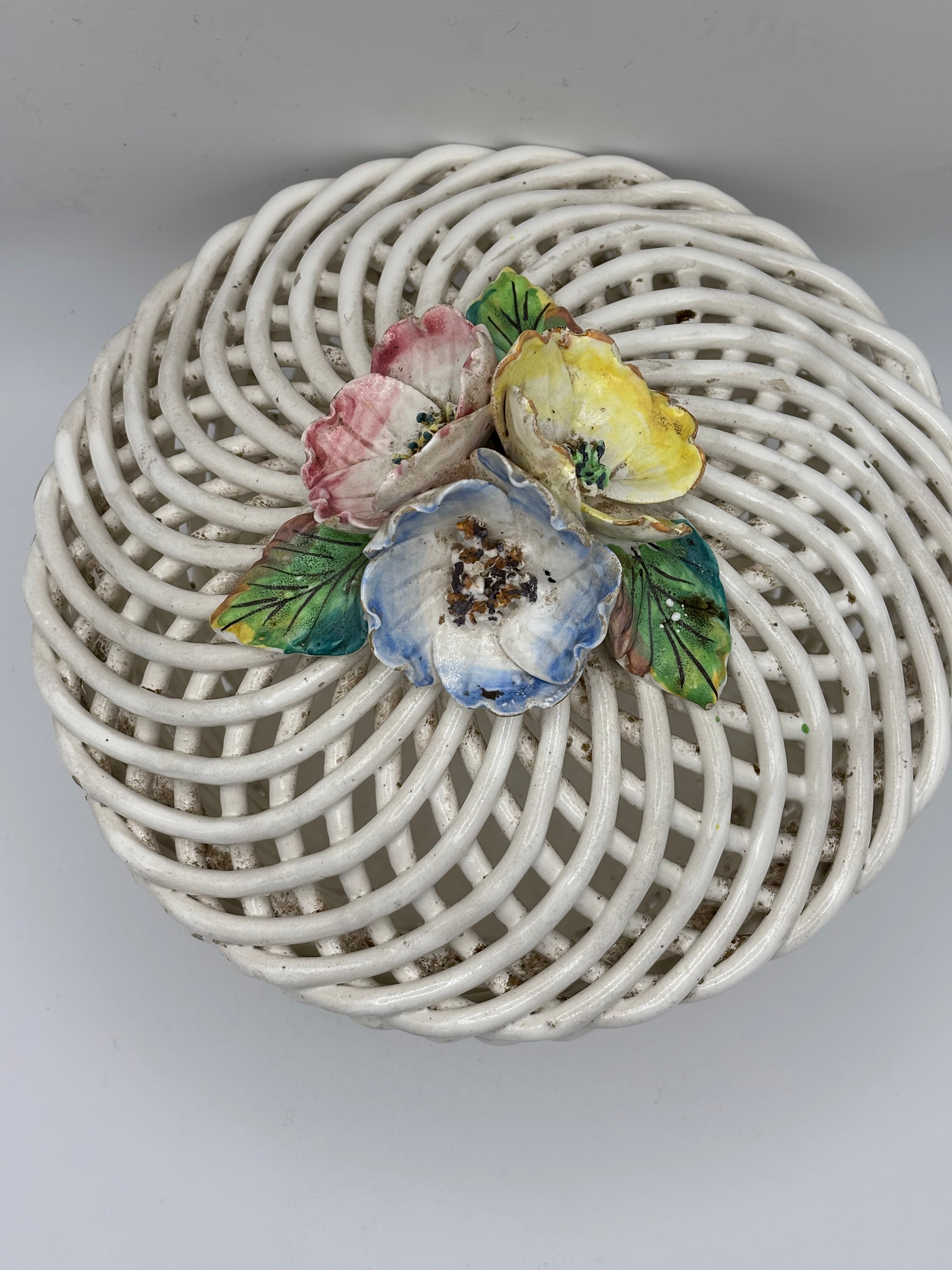 Corbeille/Bonbonnière ajourée en céramique fleurie