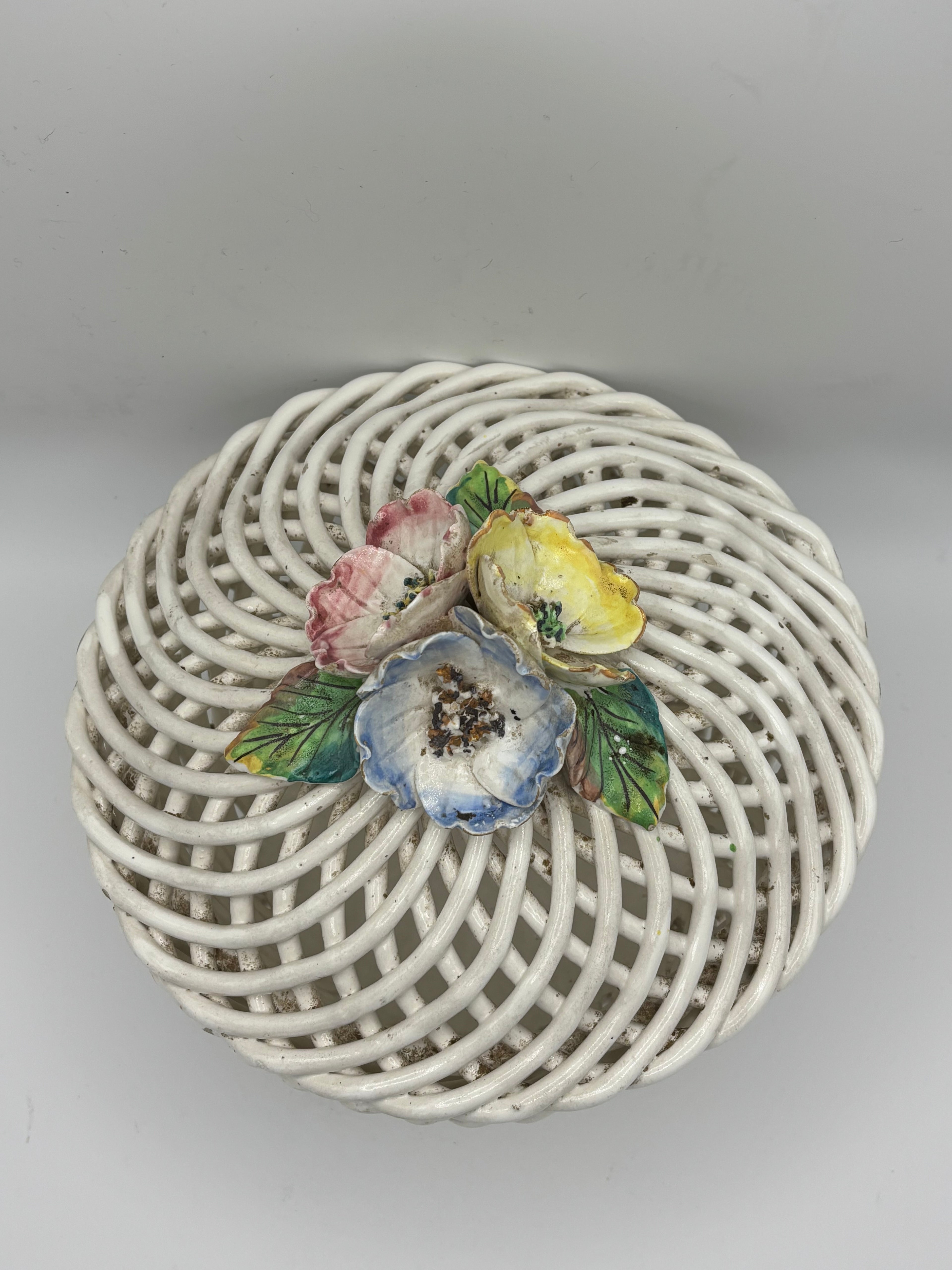 Corbeille/Bonbonnière ajourée en céramique fleurie