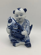 Statuette enfant au poisson en porcelaine