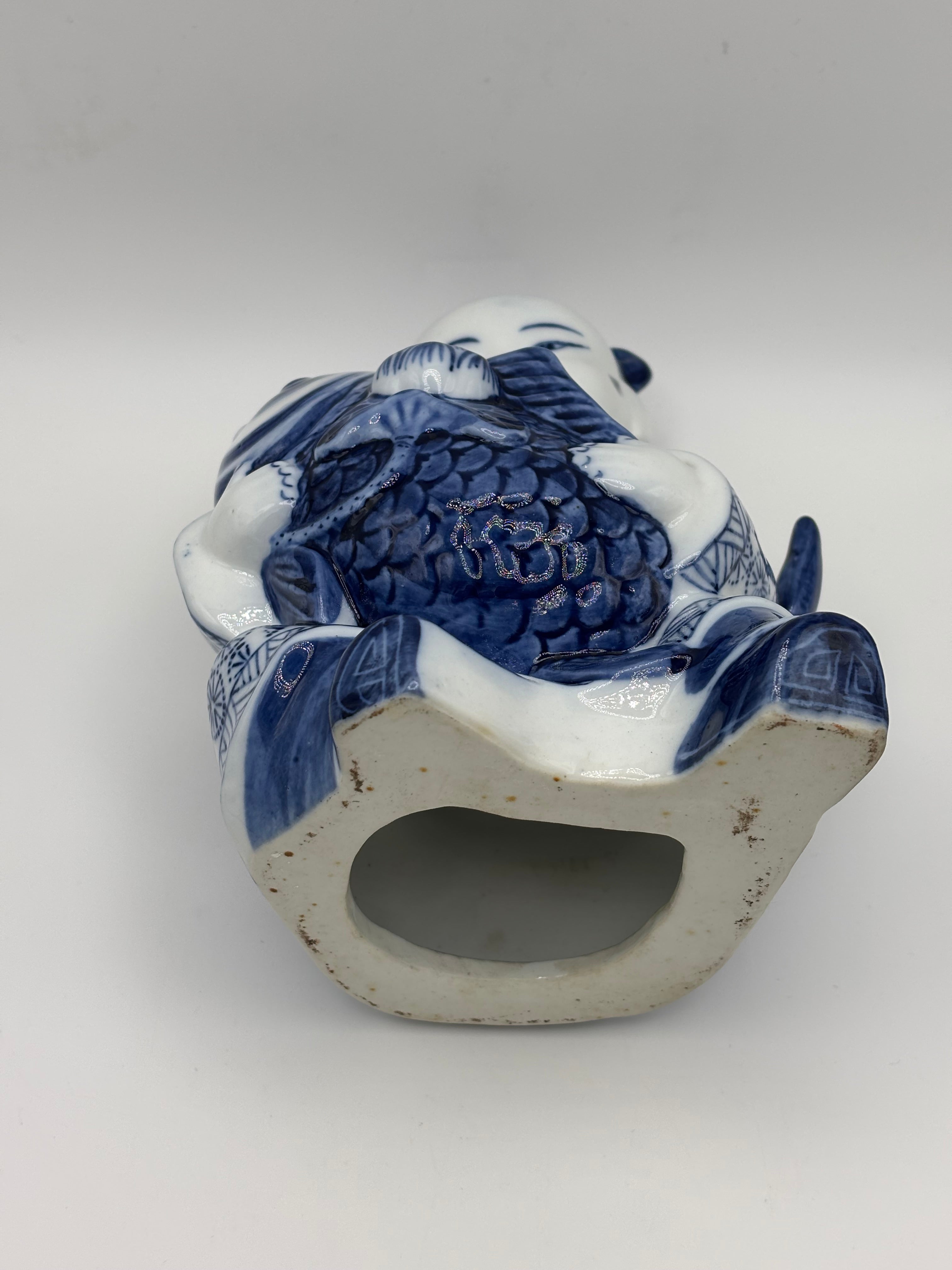 Statuette enfant au poisson en porcelaine