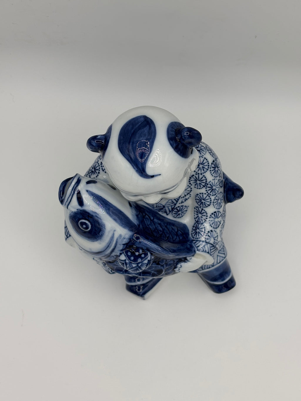Statuette enfant au poisson en porcelaine