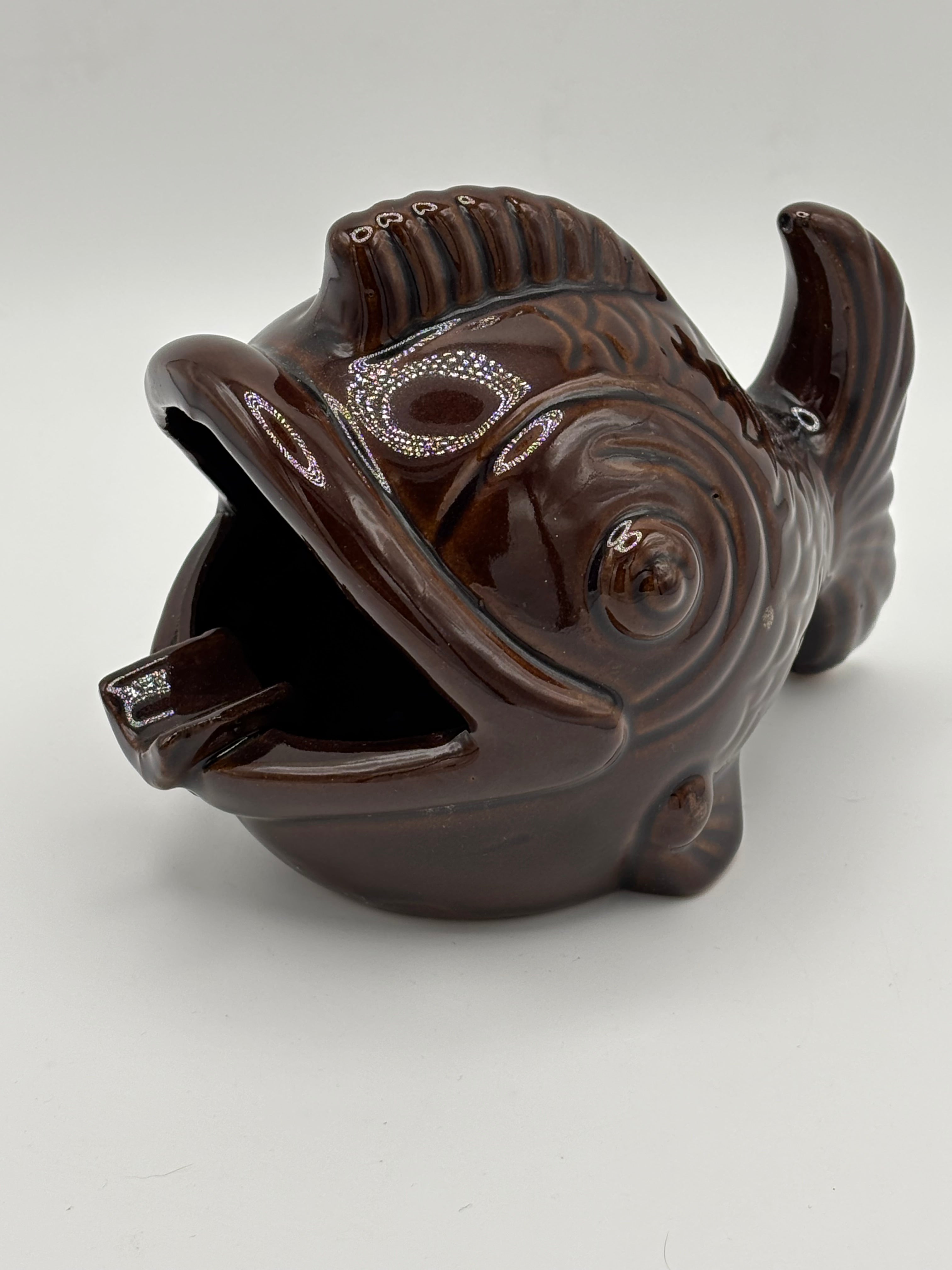 Cendrier zoomorphe en céramique vernissée brune