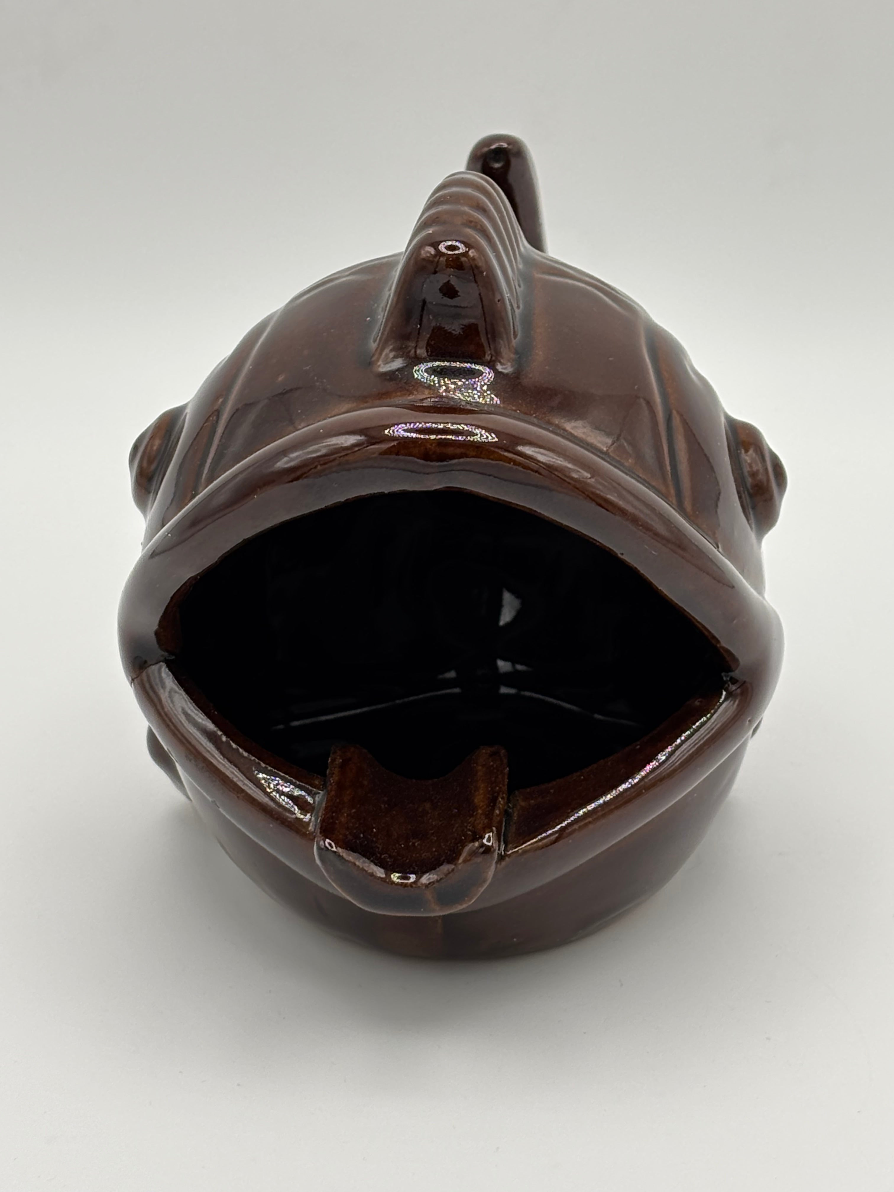 Cendrier zoomorphe en céramique vernissée brune