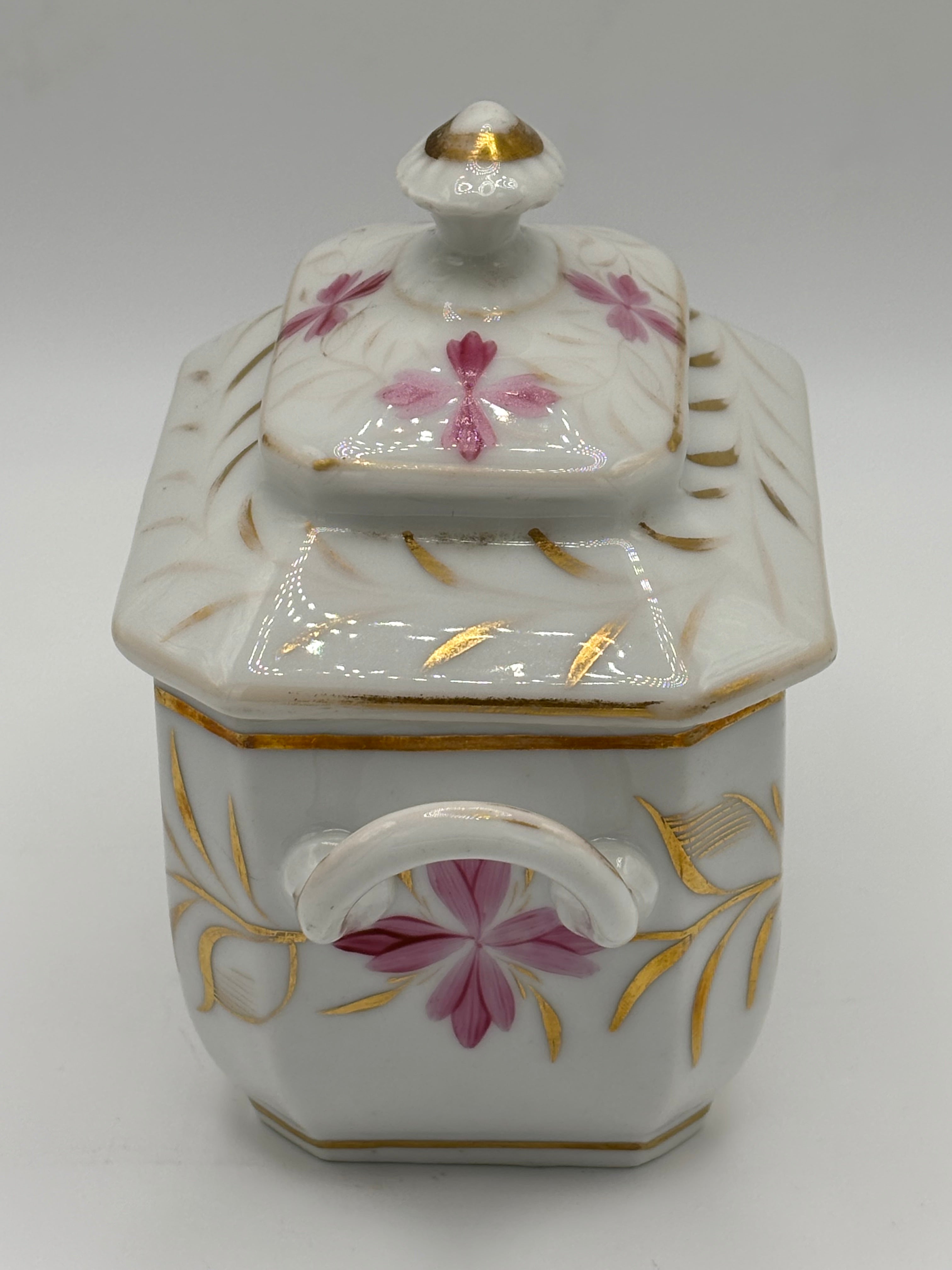 Sucrier ancien en porcelaine à décor floral