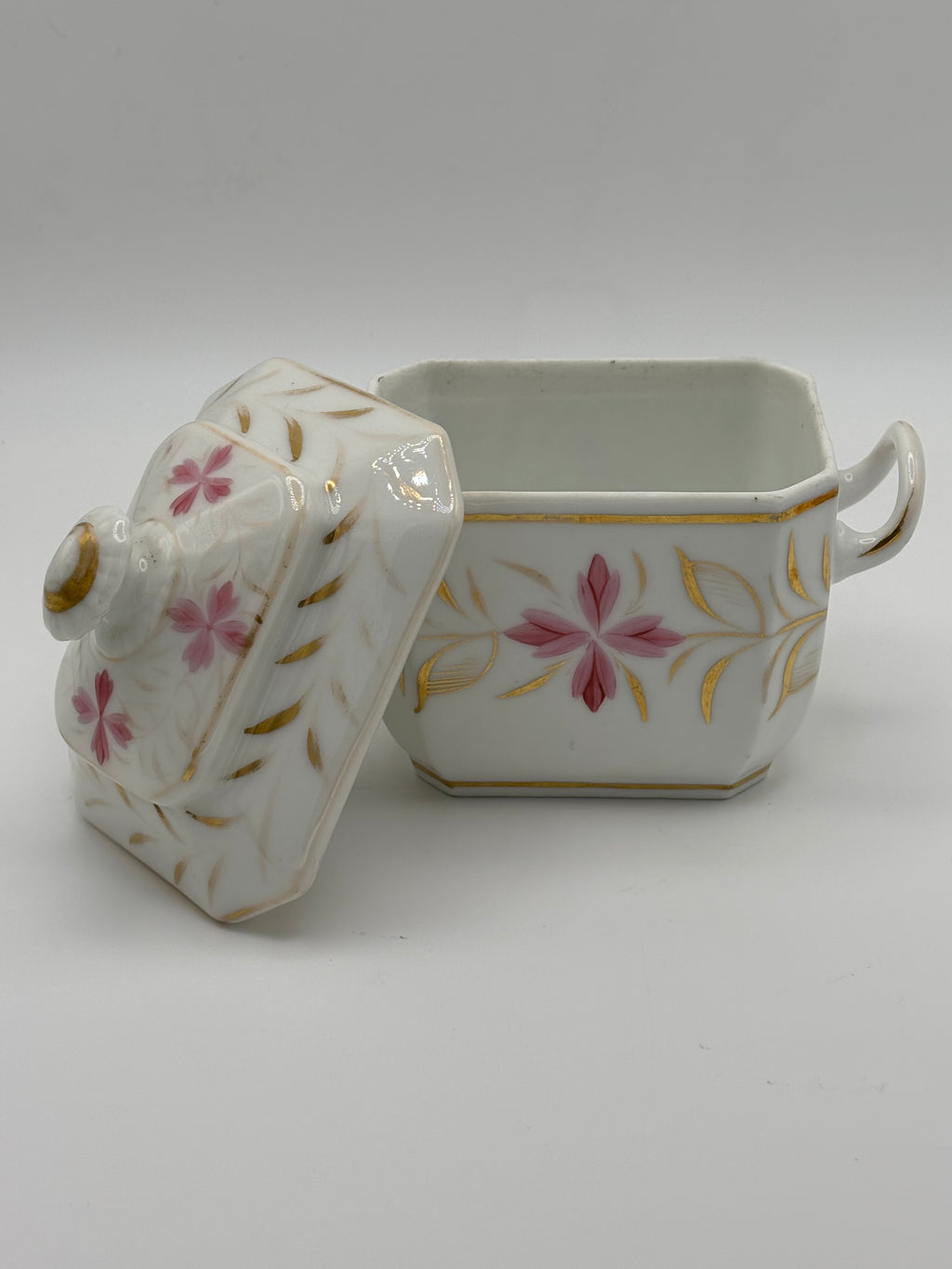 Sucrier ancien en porcelaine à décor floral