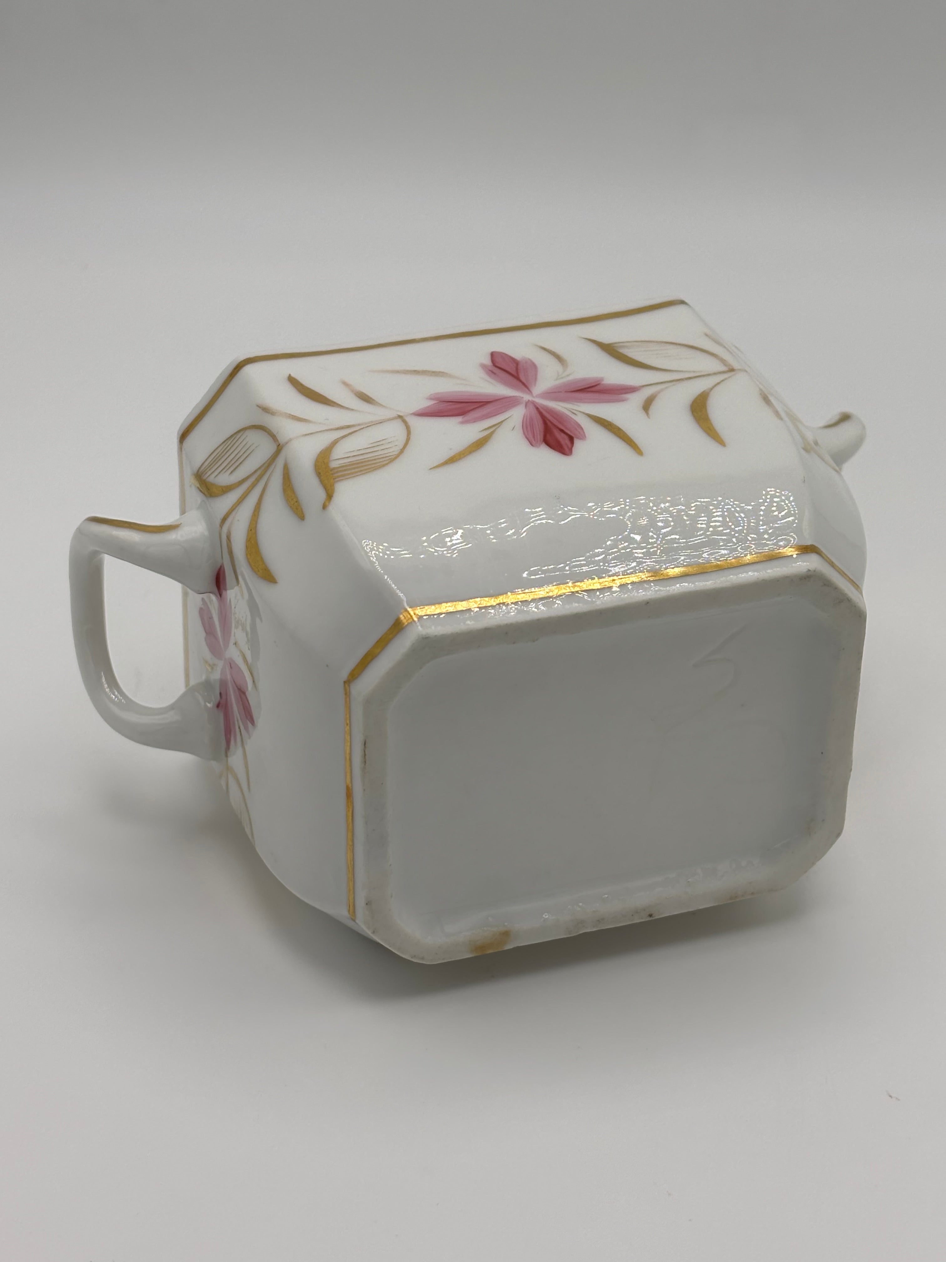 Sucrier ancien en porcelaine à décor floral