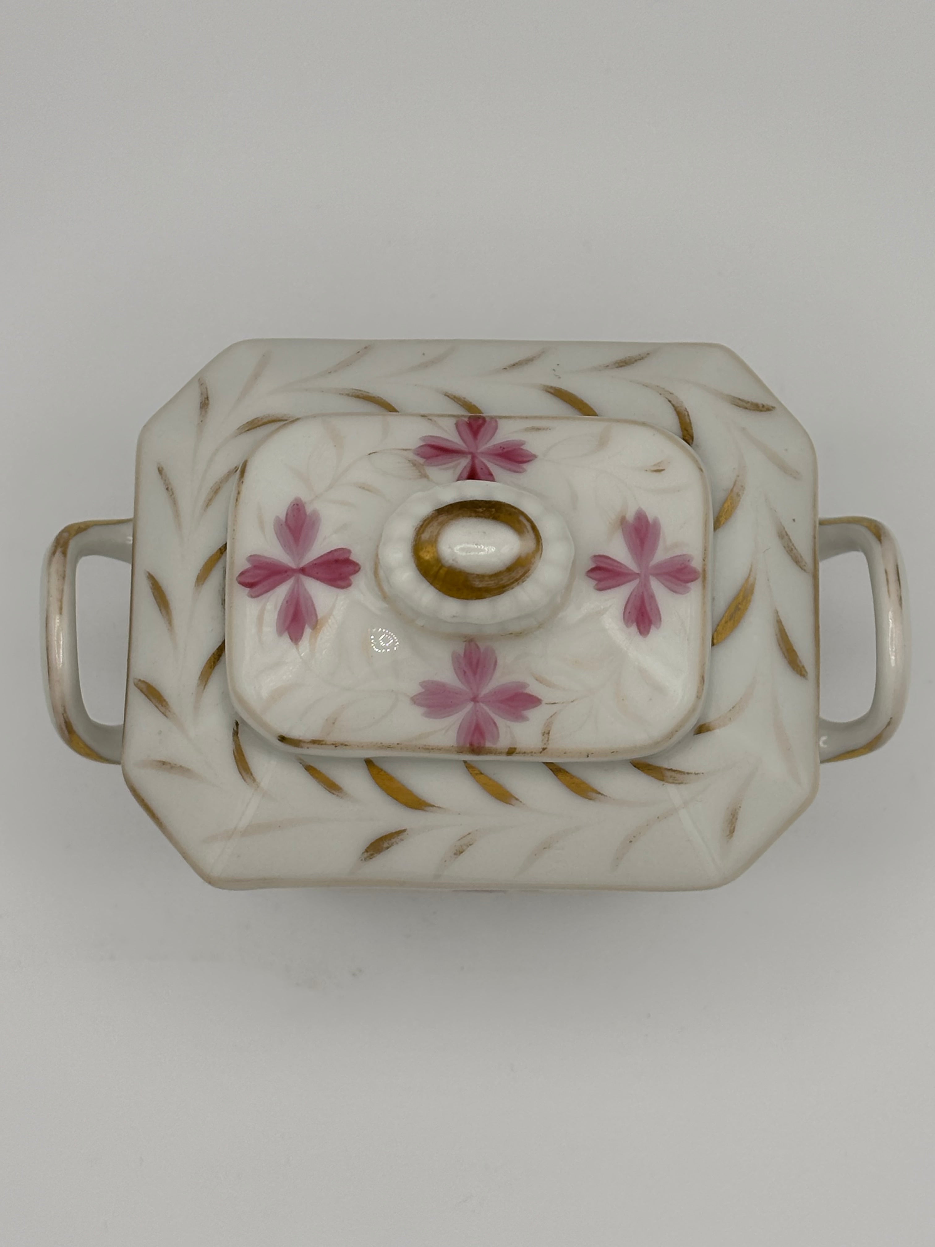 Sucrier ancien en porcelaine à décor floral