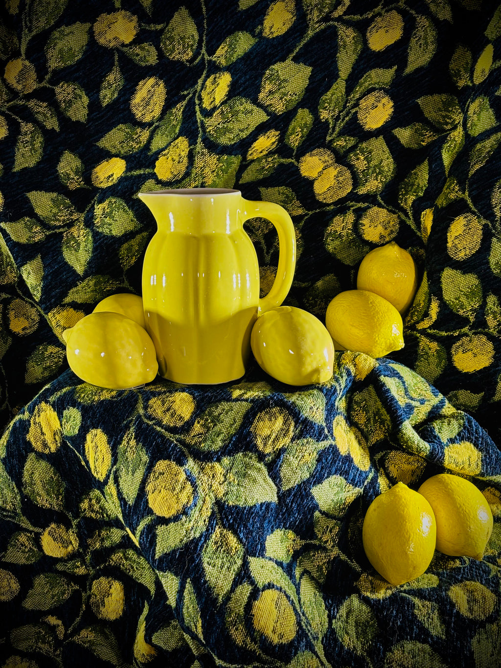 Pichet vintage en faïence émaillée jaune pastel