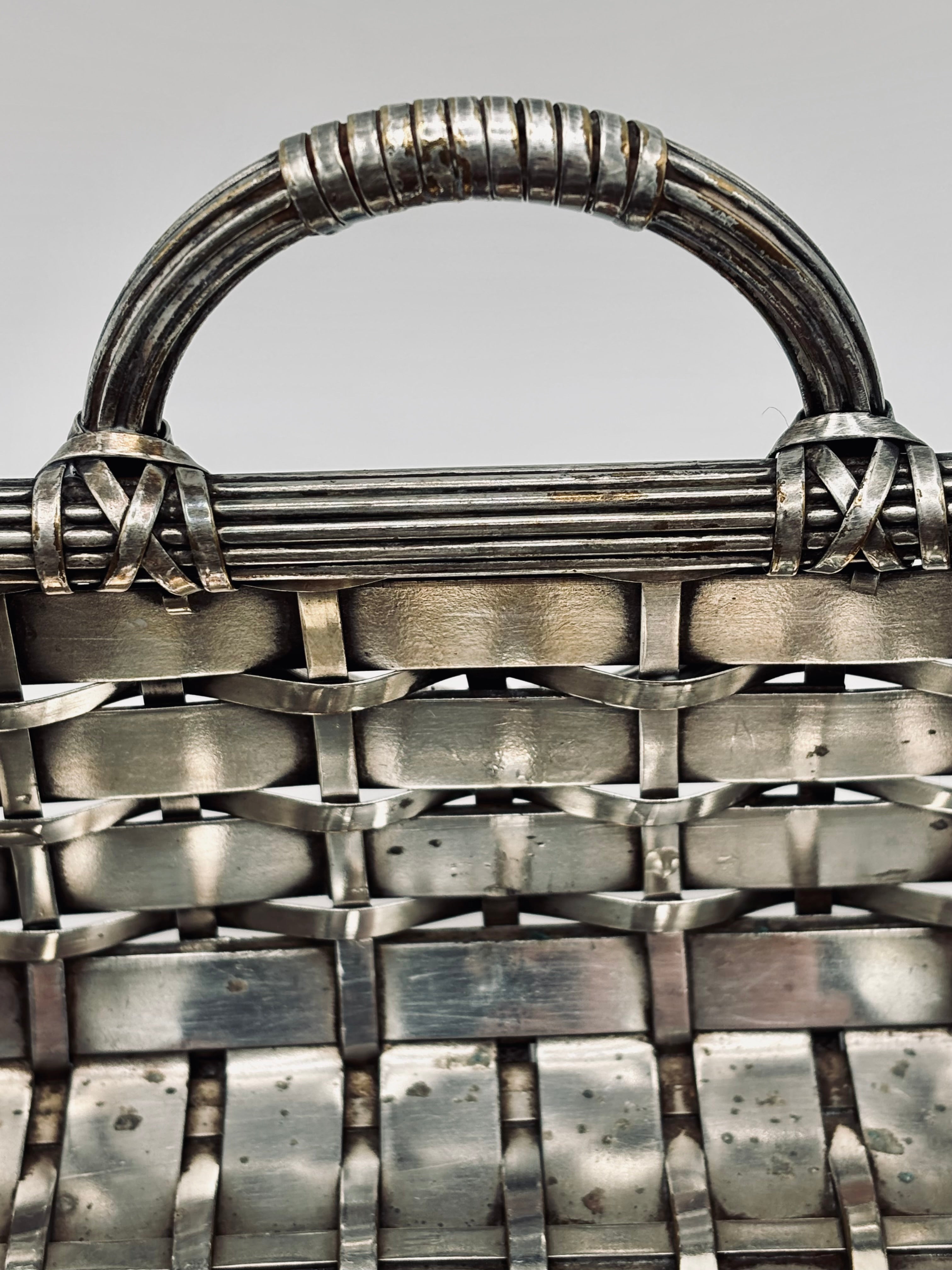 Panier en métal argenté