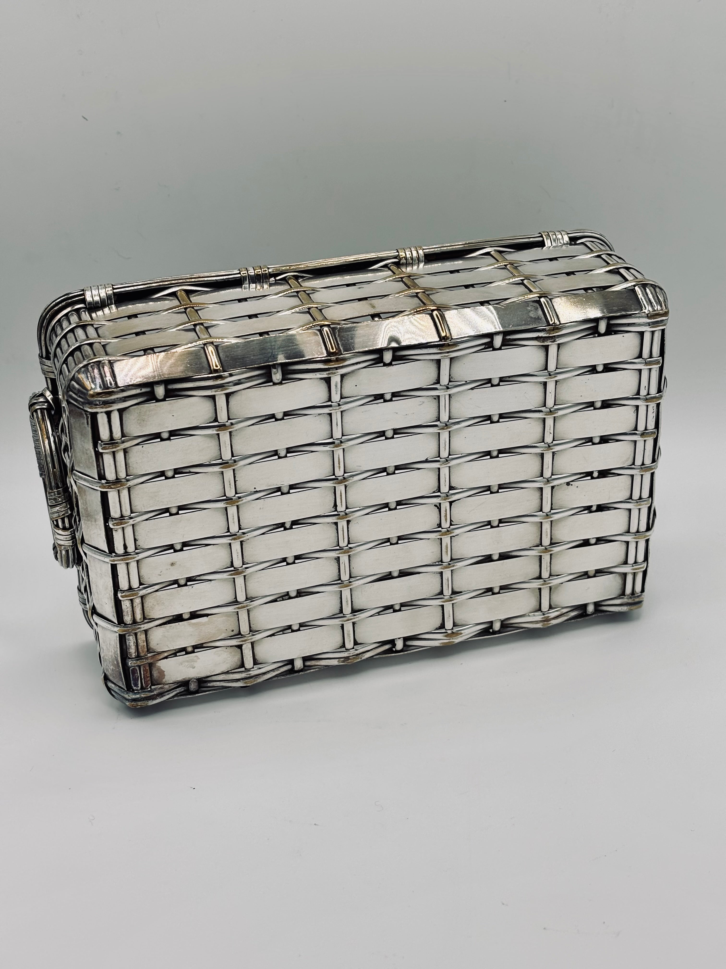 Panier en métal argenté