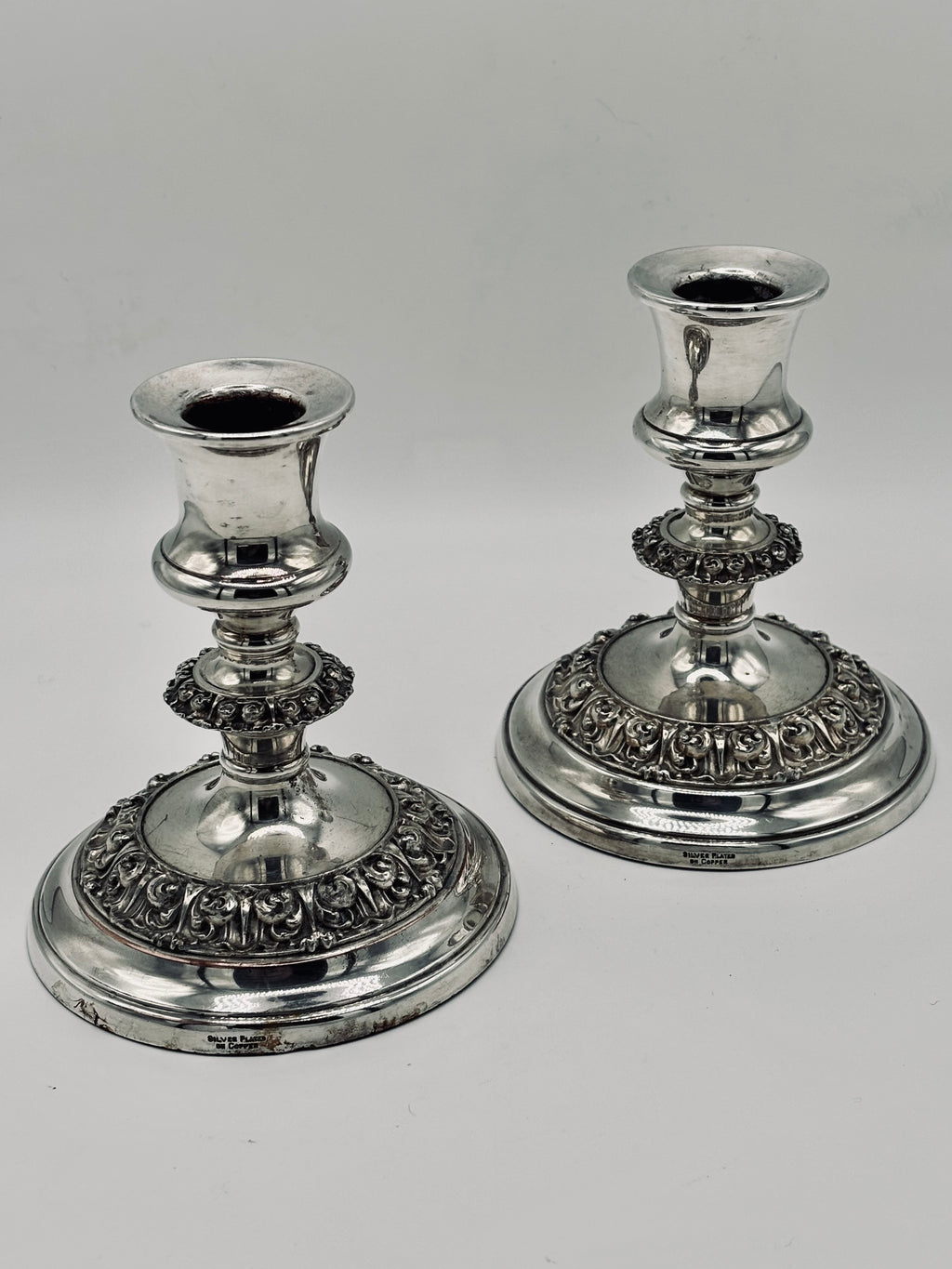 Paire de bougeoirs en métal argenté