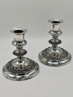 Paire de bougeoirs en métal argenté